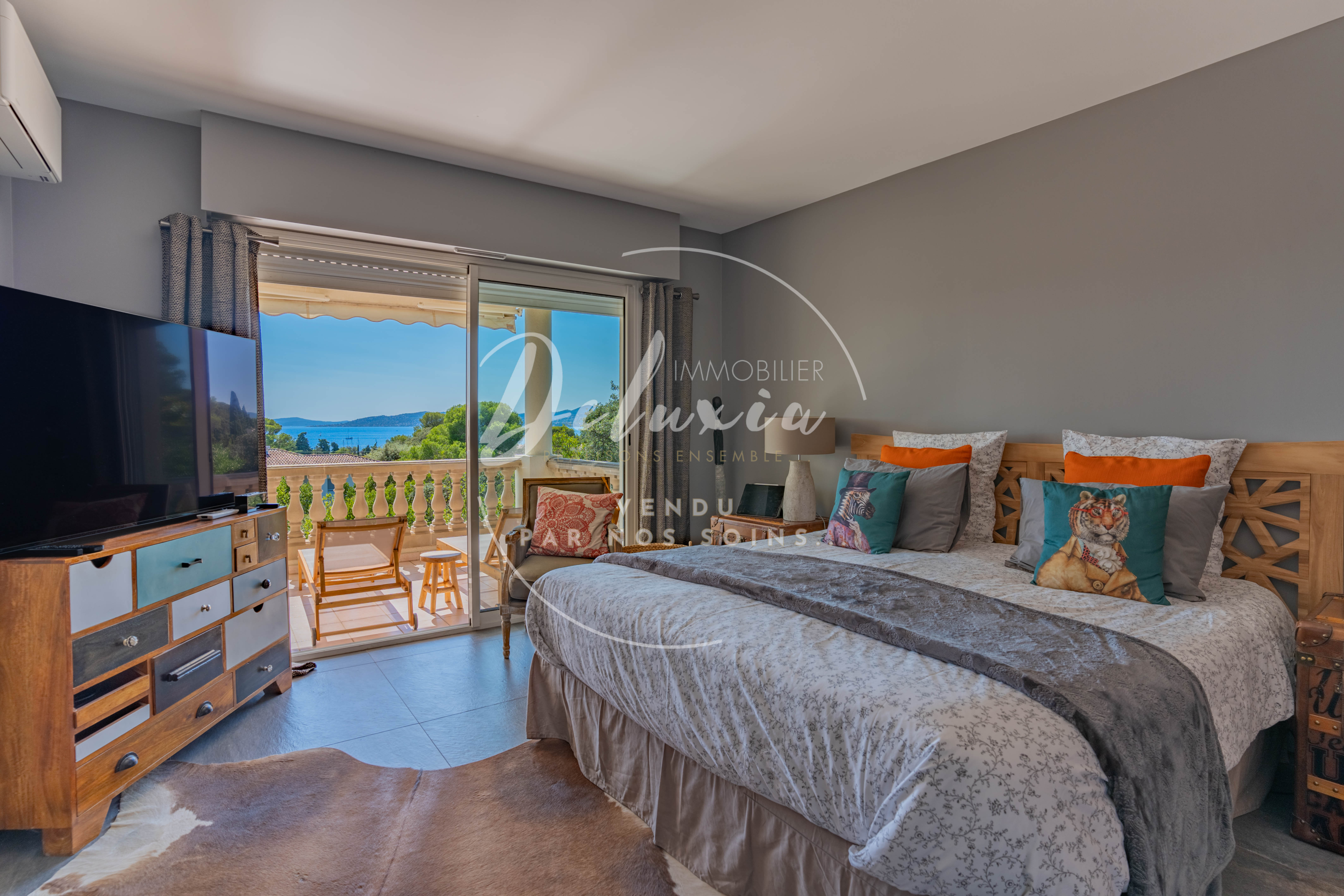 Appartement rénové avec vue mer, 3 chambres, grande terrasse et double garage, dans une résidence avec piscine proche de la plage à Saint-Raphaël.