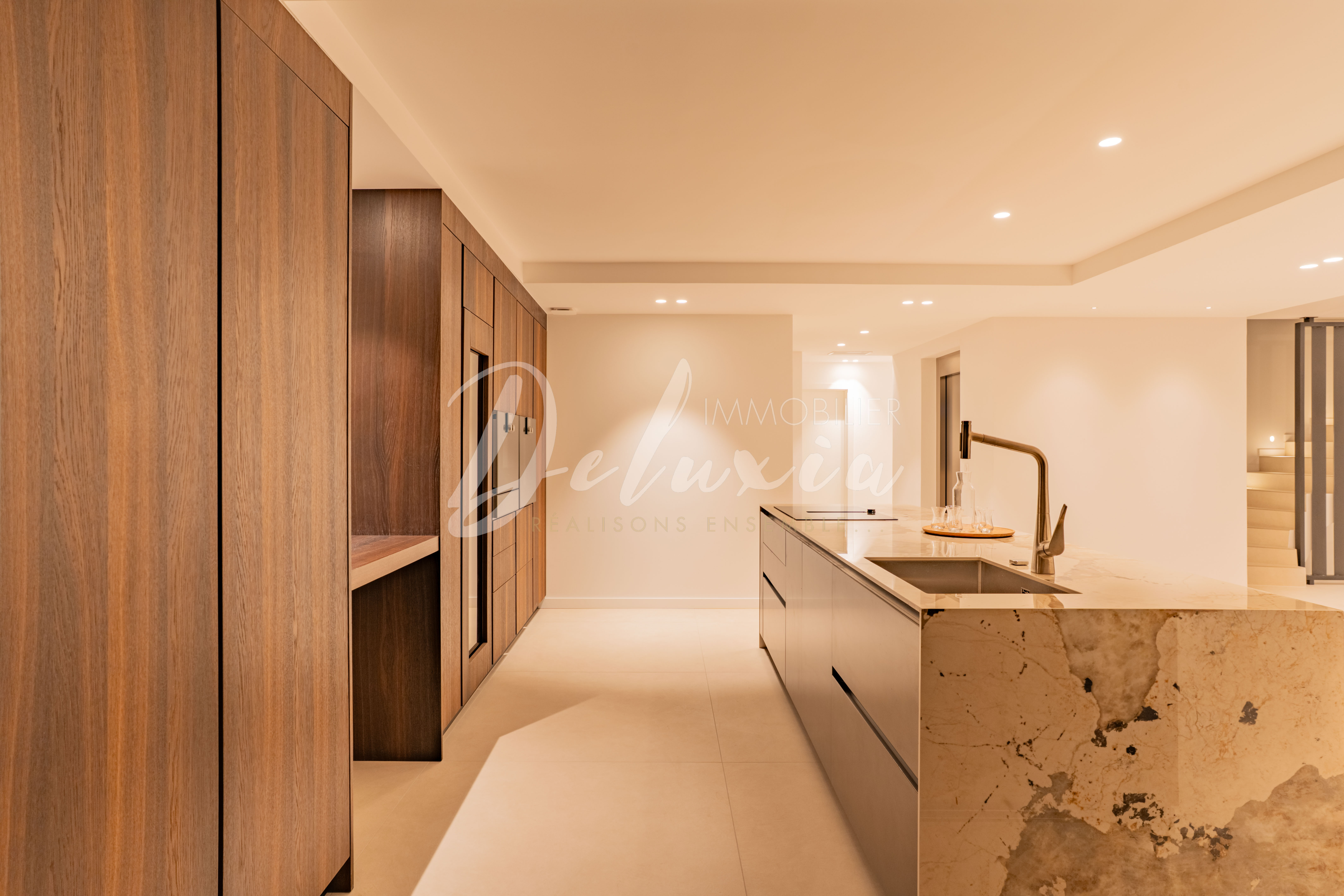 Cuisine contemporaine haut de gamme dans villa aux Issambres avec électroménager intégré et rangements sur mesure.