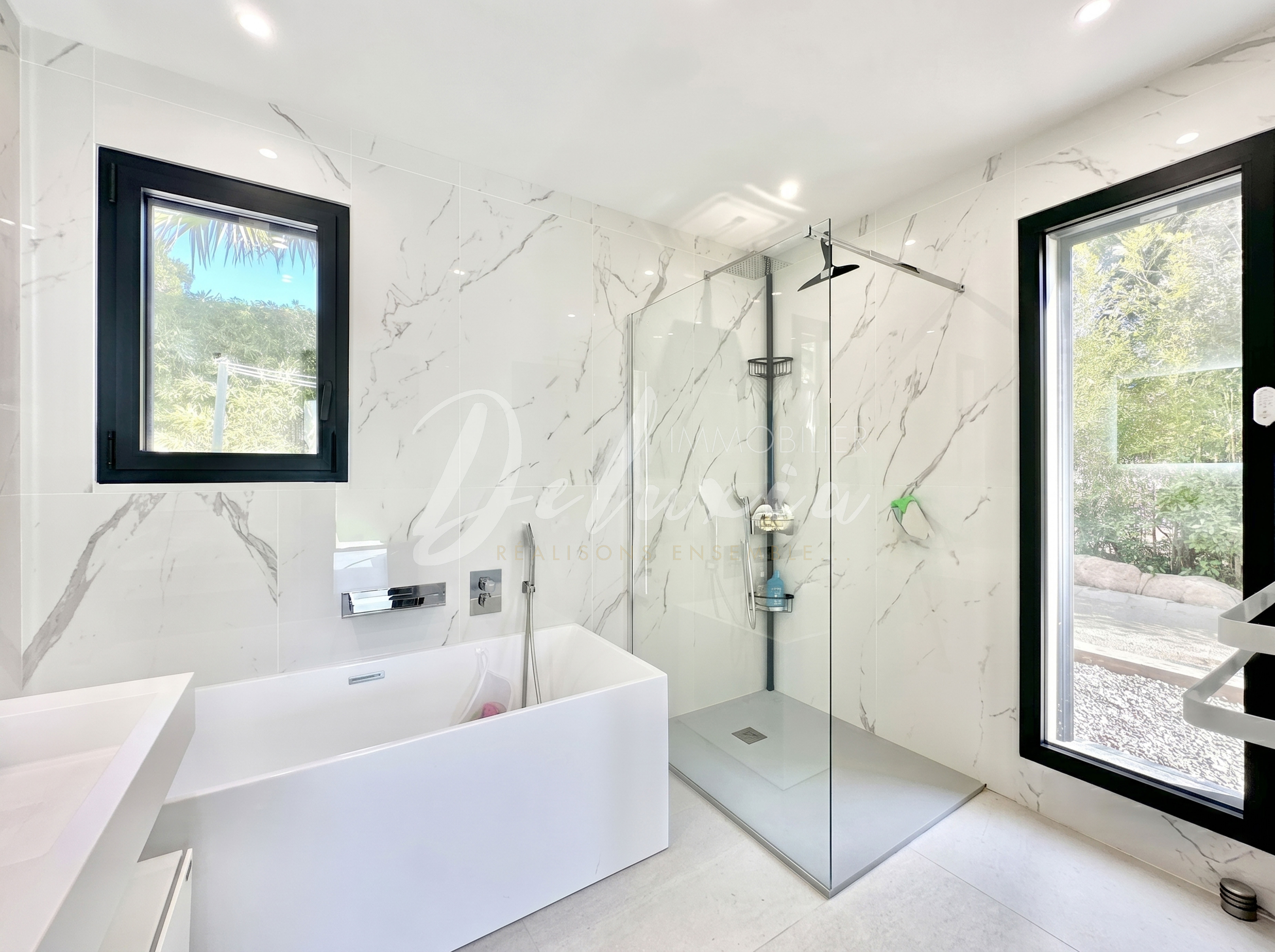 Villa contemporaine avec piscine chauffée et prestations haut de gamme à Fréjus.