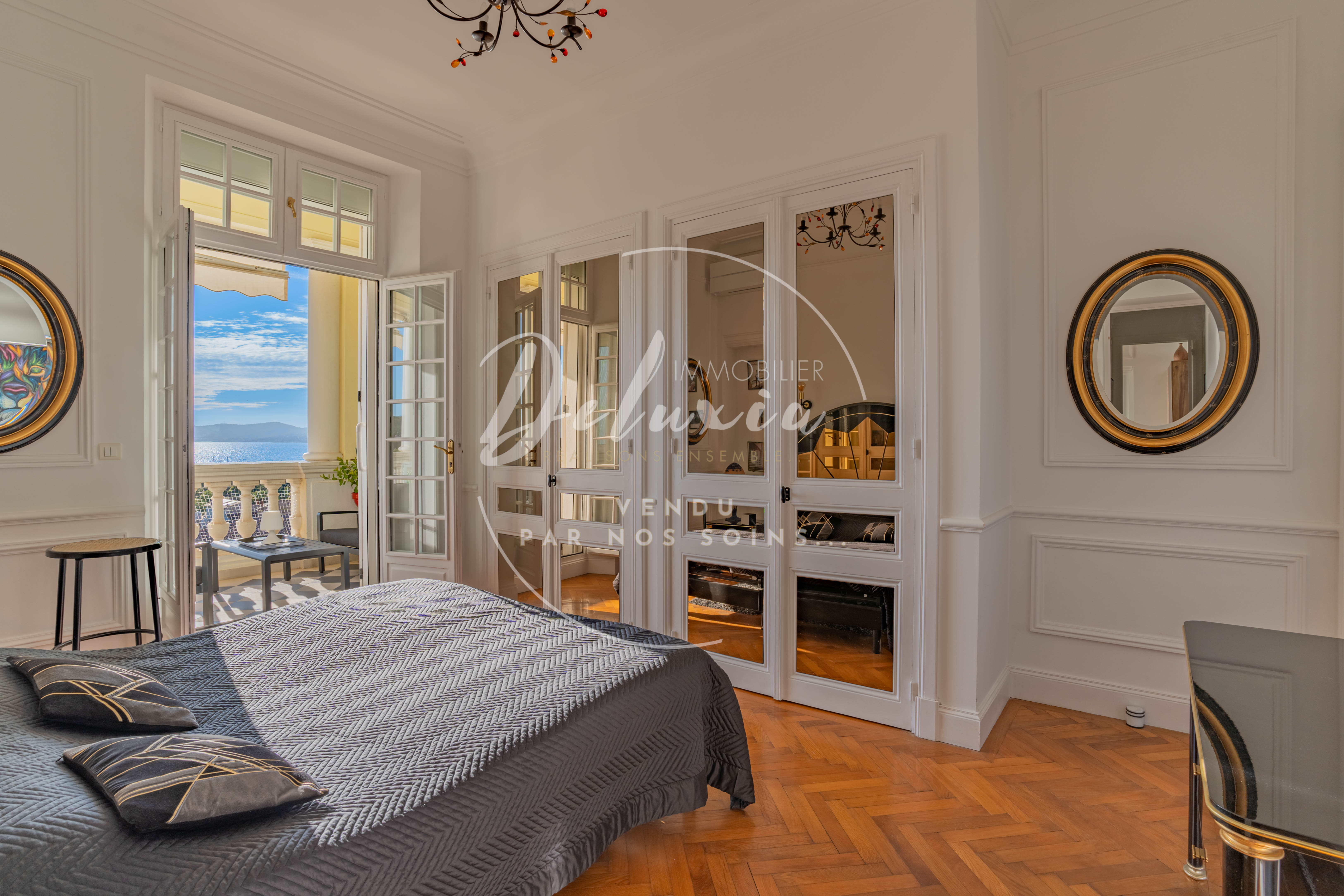 Appartement avec 3 chambres et vue mer panoramique, dans une résidence historique avec piscine, proche des commerces et criques de Santa Lucia, à Saint-Raphaël.