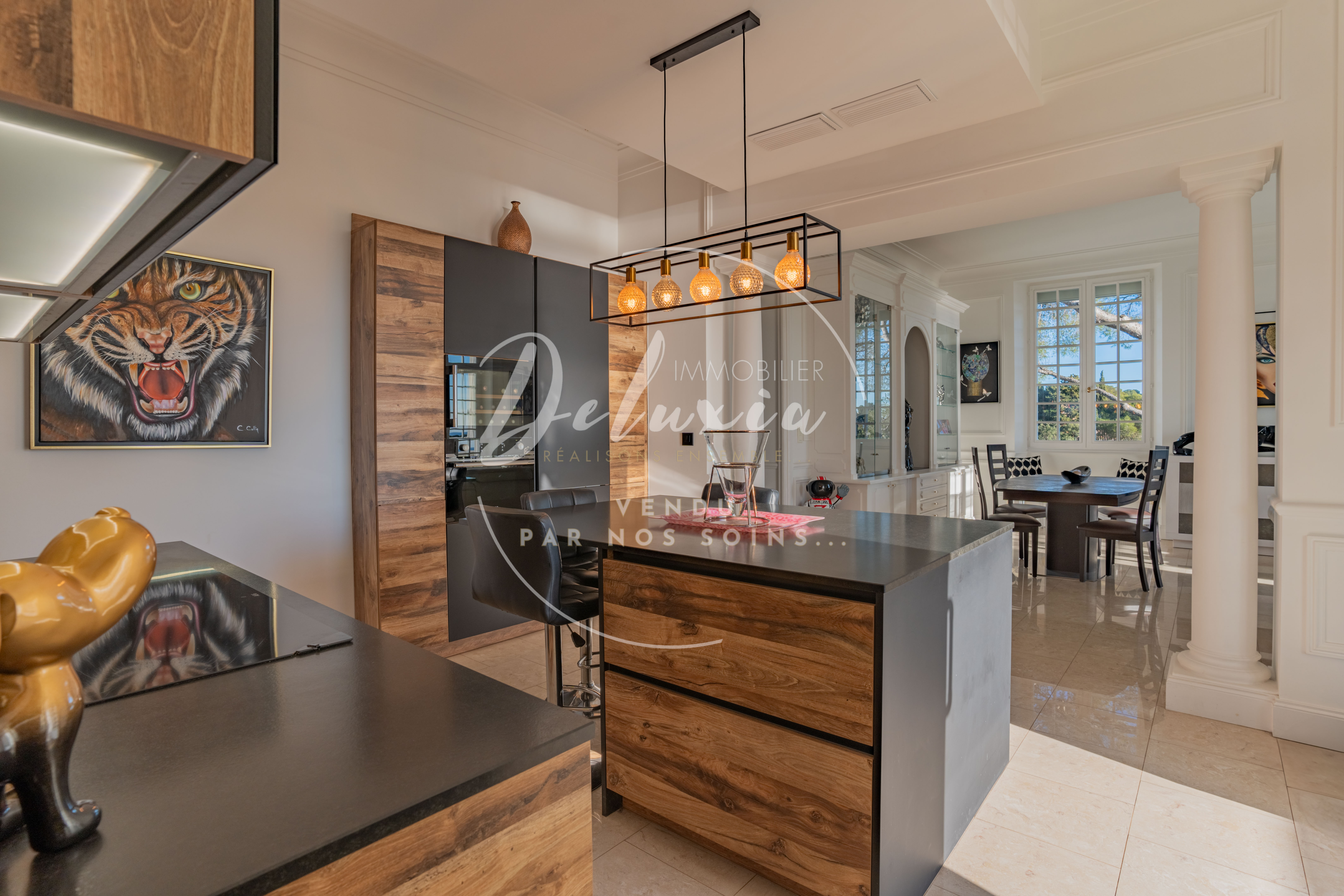 Appartement avec 3 chambres et vue mer panoramique, dans une résidence historique avec piscine, proche des commerces et criques de Santa Lucia, à Saint-Raphaël.