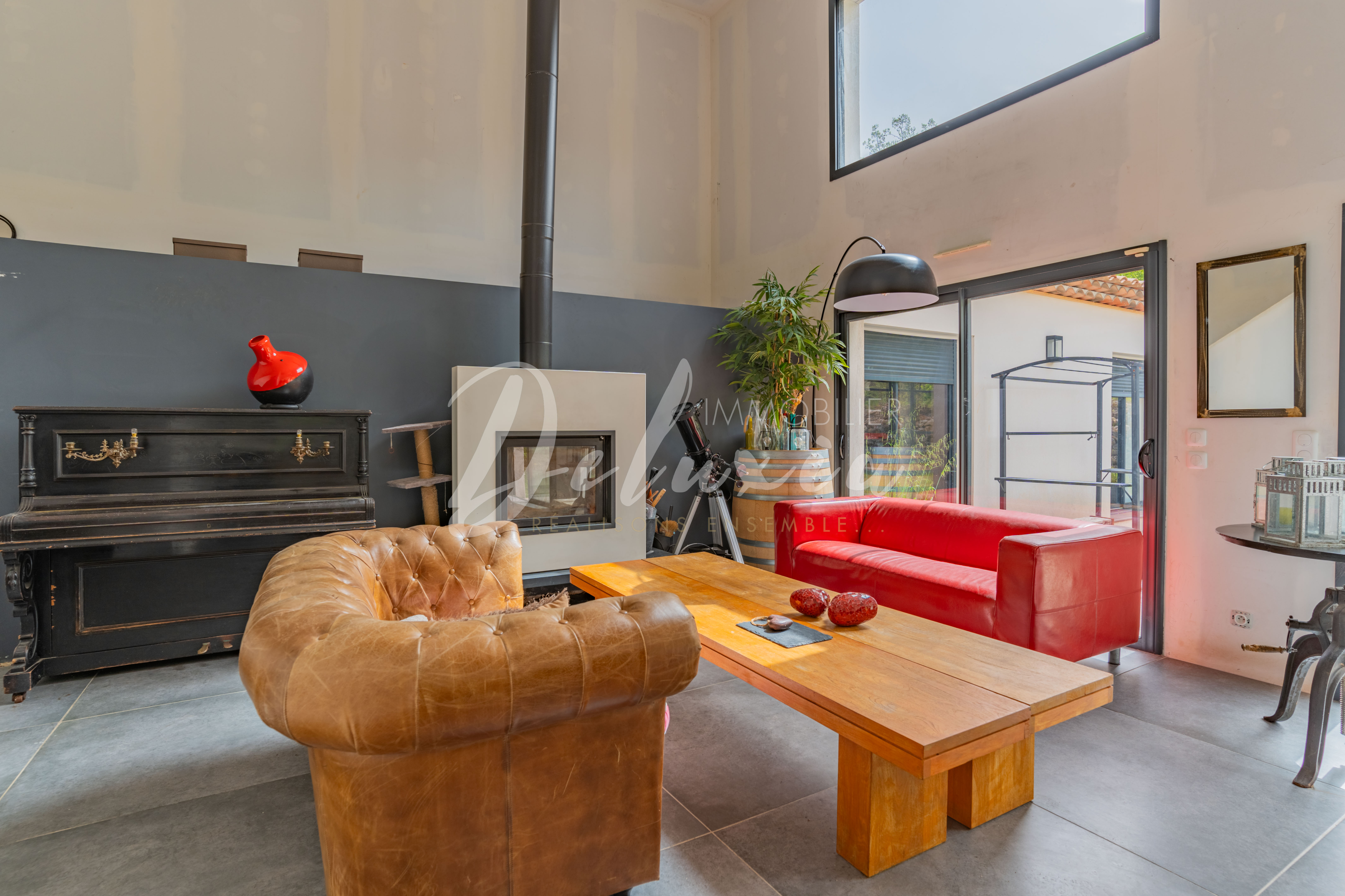 Maison à vendre avec grand séjour et cheminée au Thoronet 