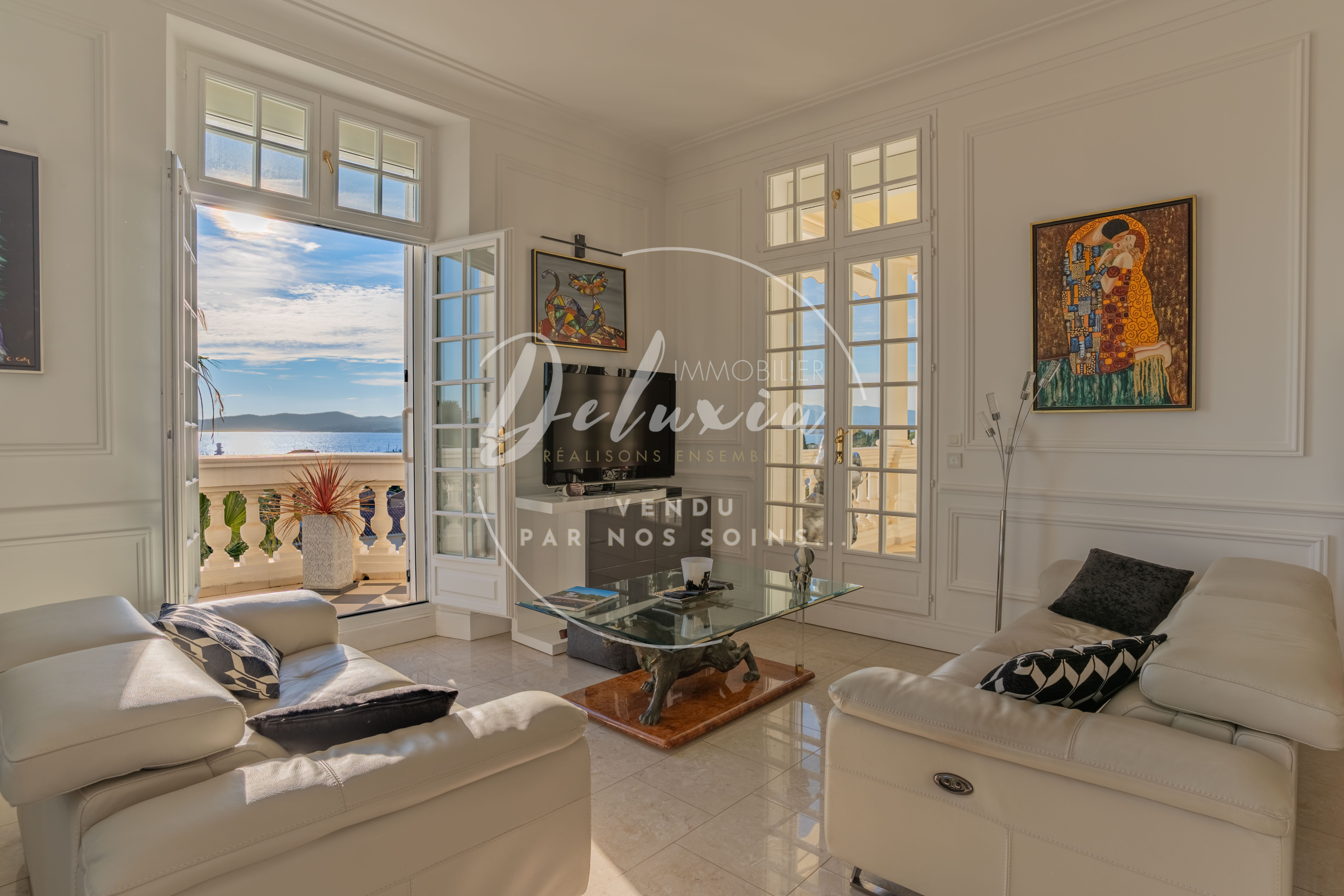 Appartement avec 3 chambres et vue mer panoramique, dans une résidence historique avec piscine, proche des commerces et criques de Santa Lucia, à Saint-Raphaël.