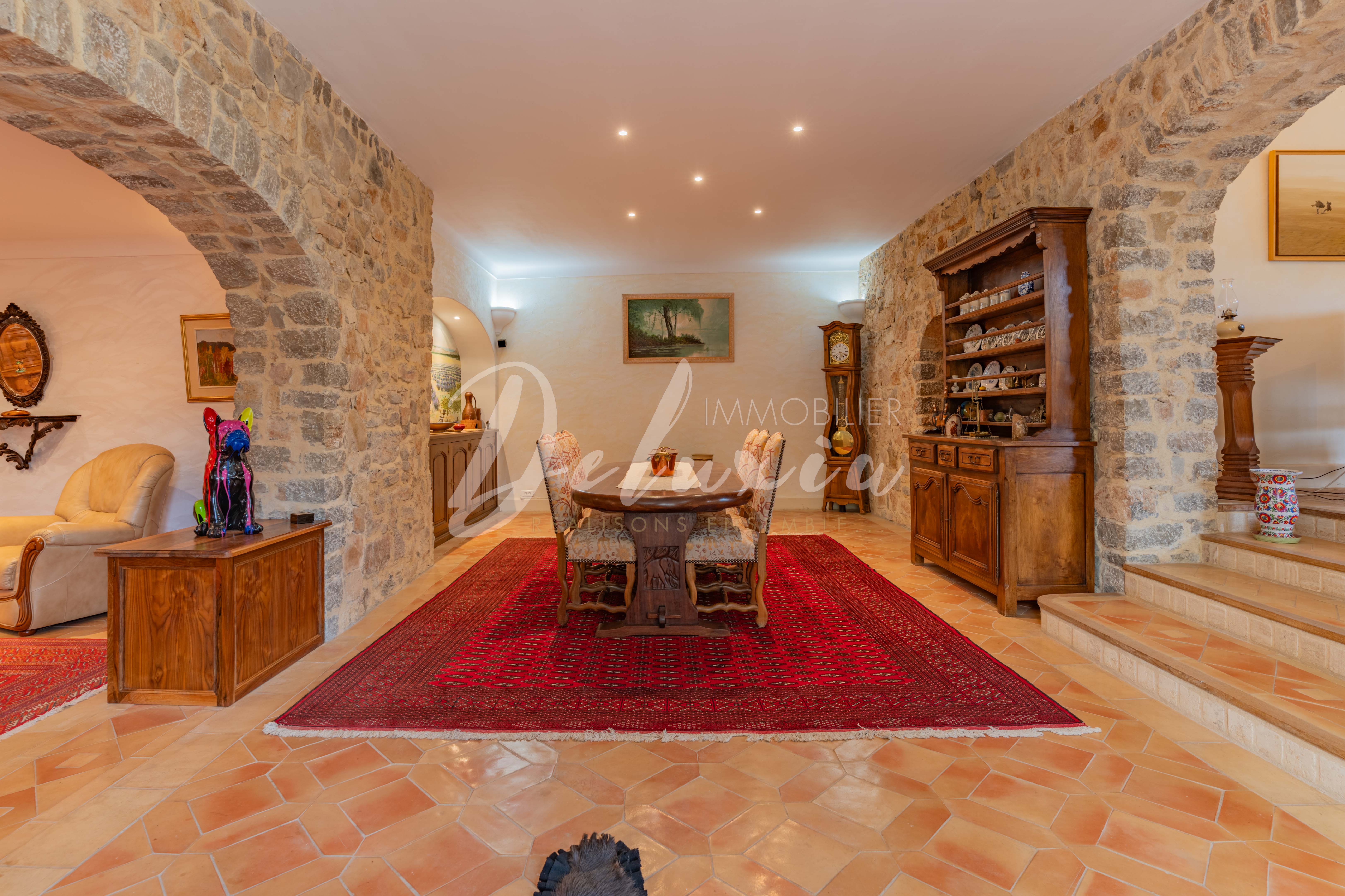 Achat maison avec salle à manger chaleureuse au Thoronet 