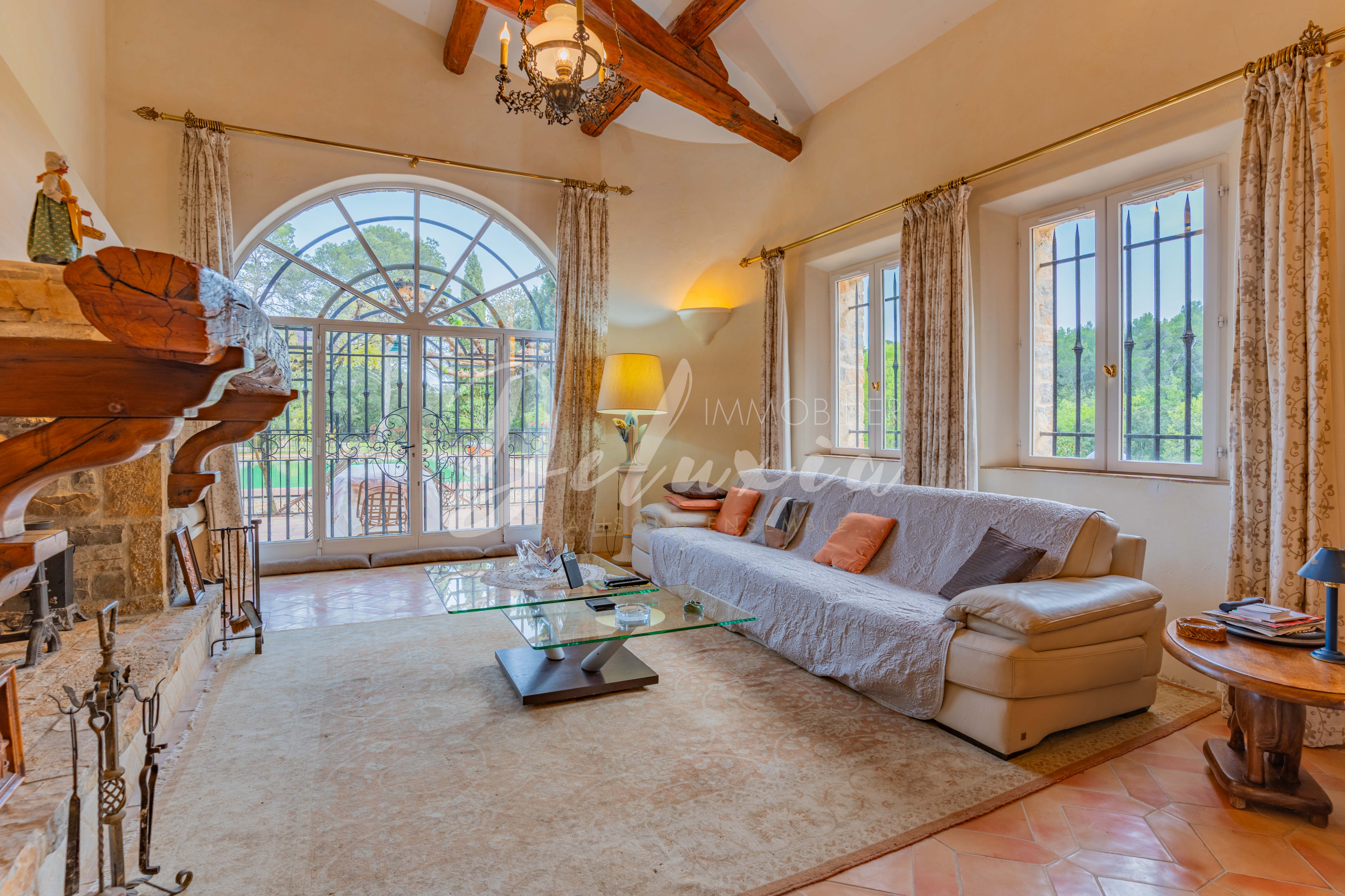 Maison à vendre avec séjour donnant sur grande terrasse au Thoronet