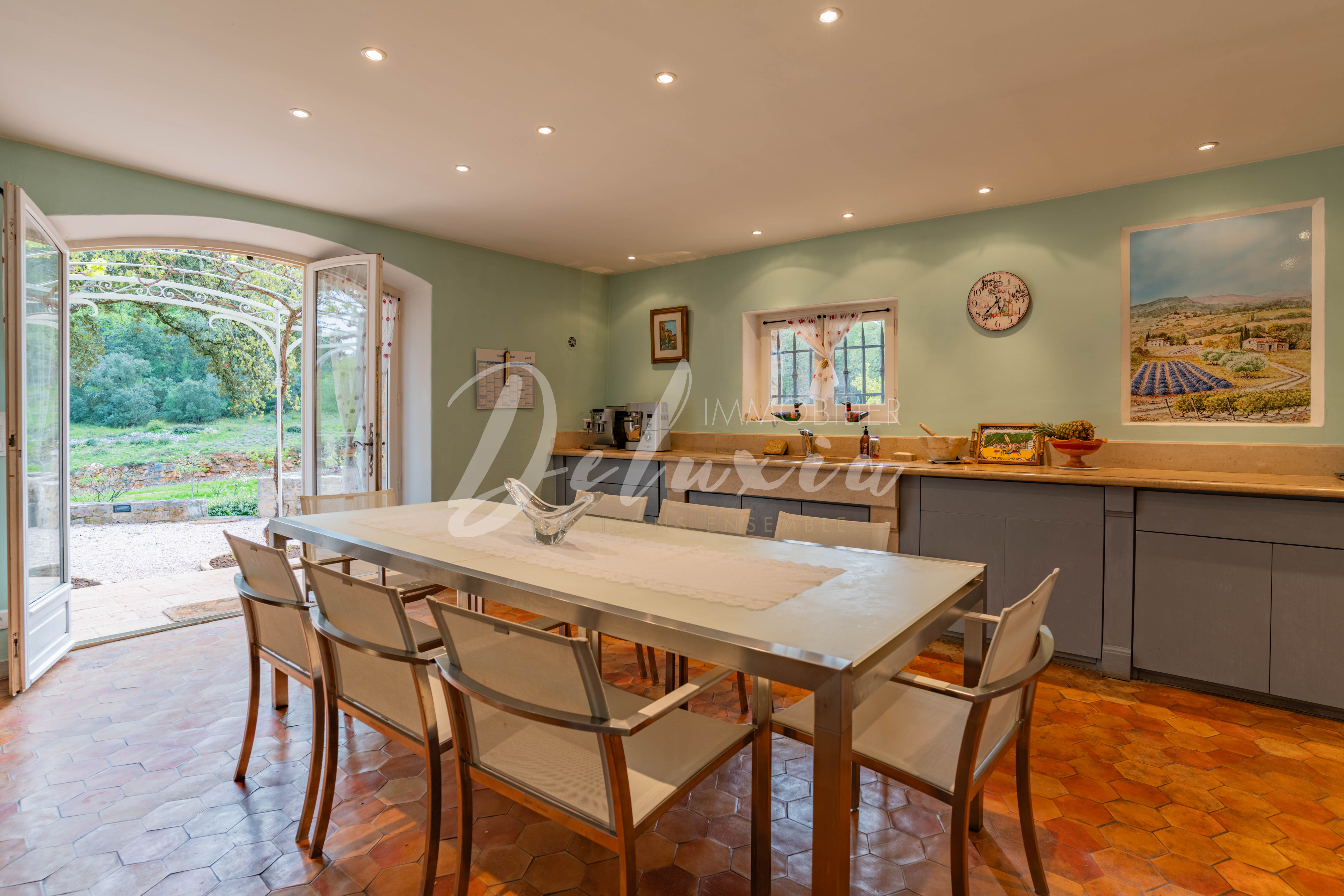 Achat maison avec grande cuisine indépendante aménagée équipée au Thoronet