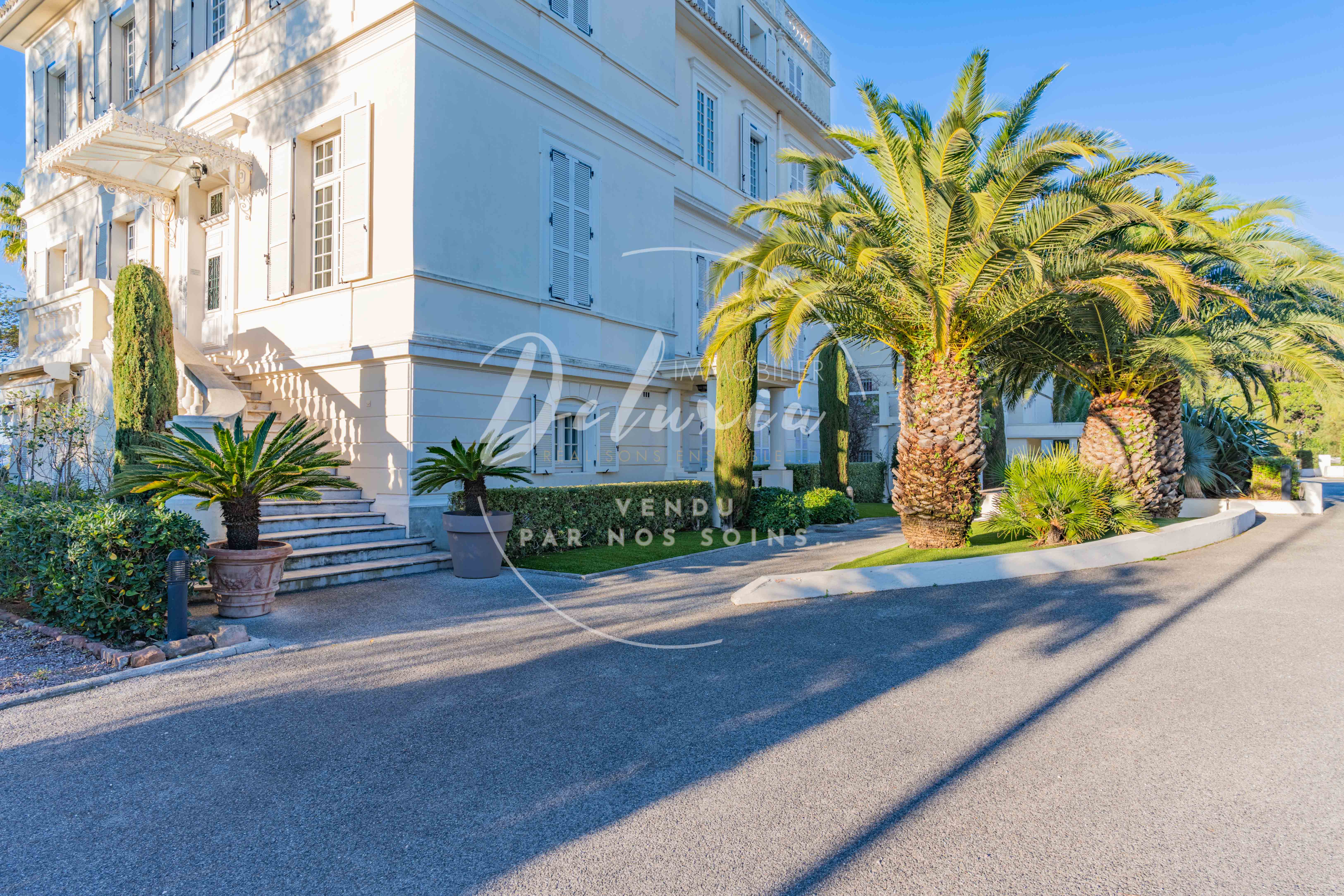 Appartement avec 3 chambres et vue mer panoramique, dans une résidence historique avec piscine, proche des commerces et criques de Santa Lucia, à Saint-Raphaël.