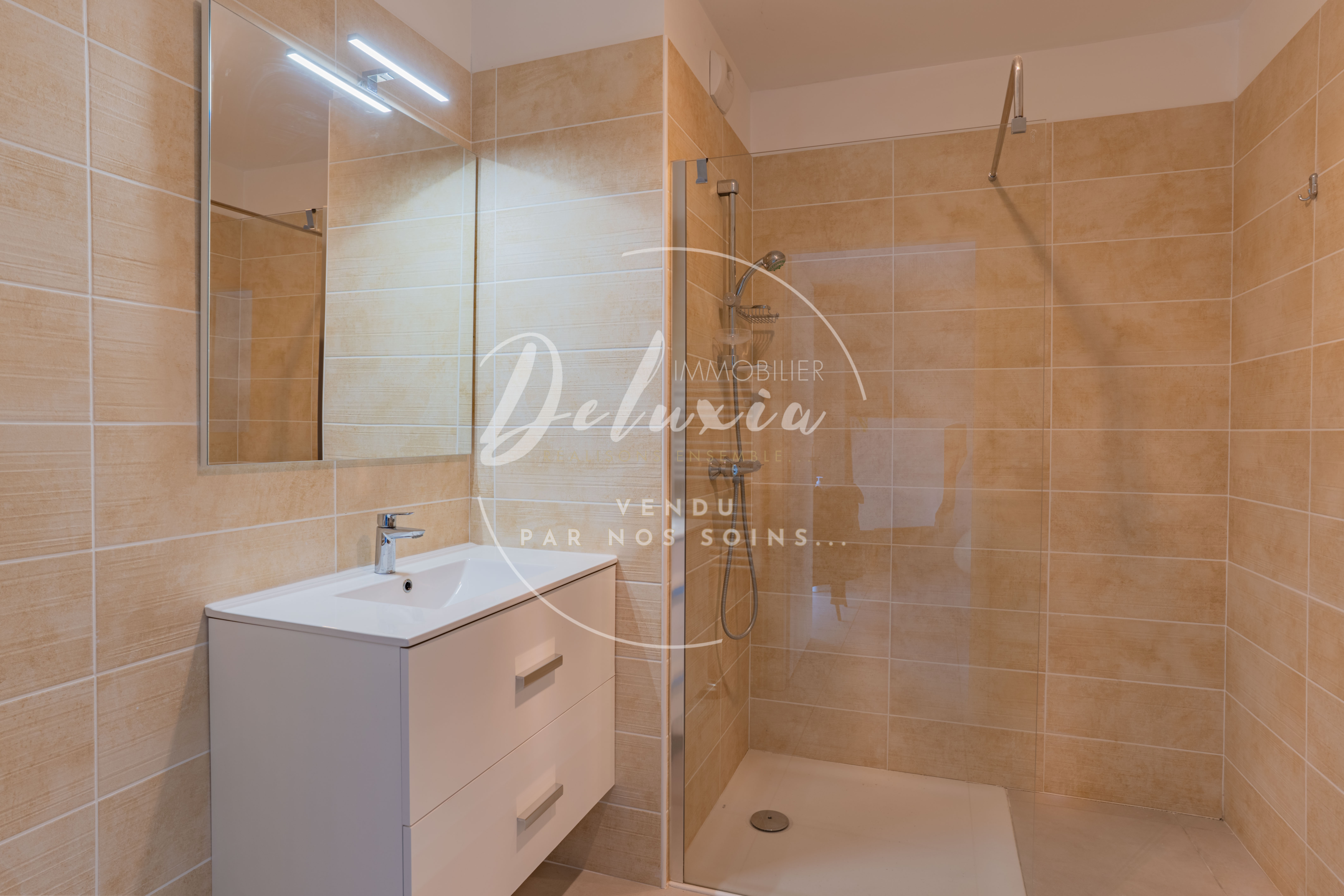 APPARTEMENT À VENDRE AVEC VUE MER, 3 CHAMBRES, TOIT TERRASSE ET GRAND GARAGE À FRÉJUS.