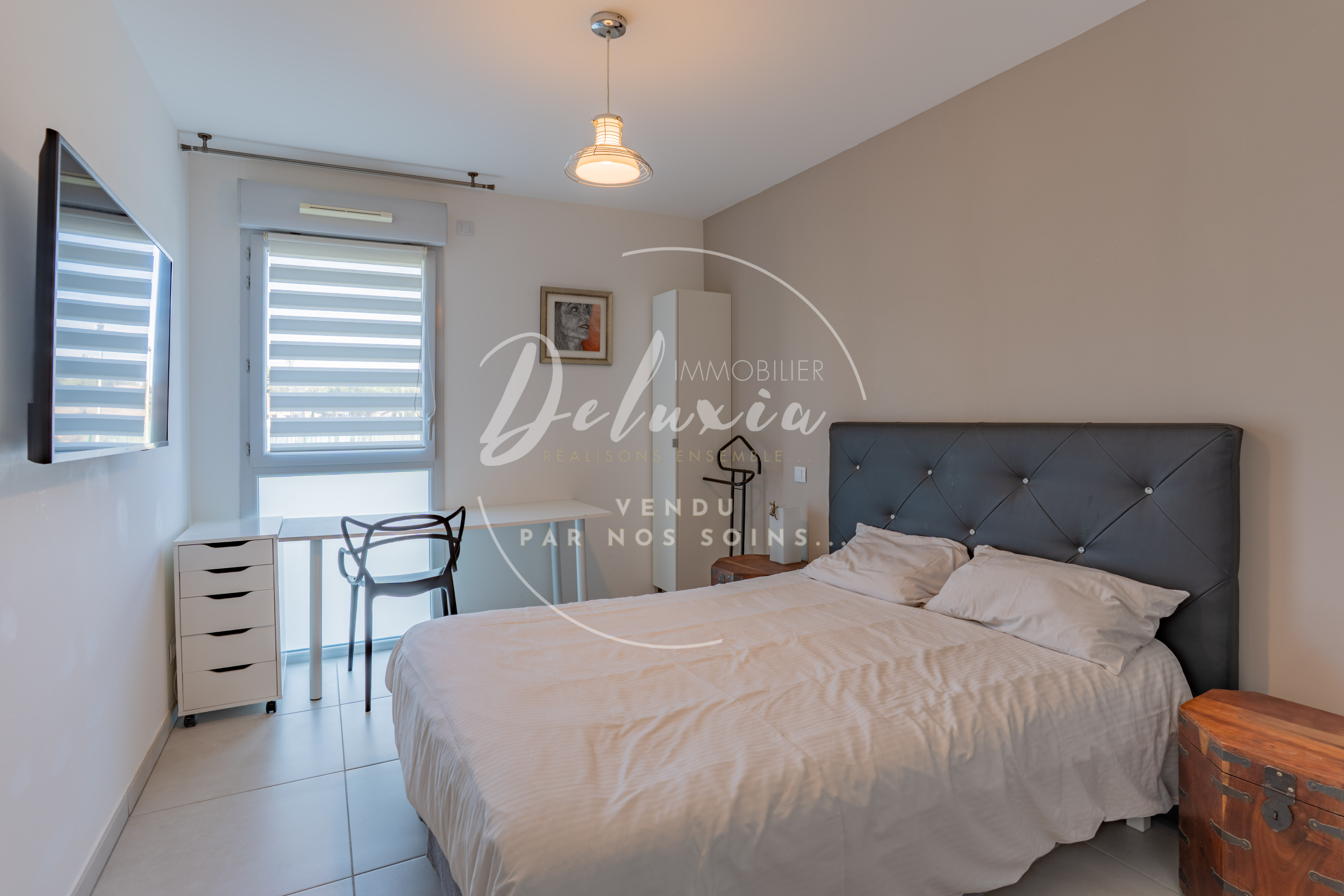 APPARTEMENT À VENDRE AVEC VUE MER, 3 CHAMBRES, TOIT TERRASSE ET GRAND GARAGE À FRÉJUS.