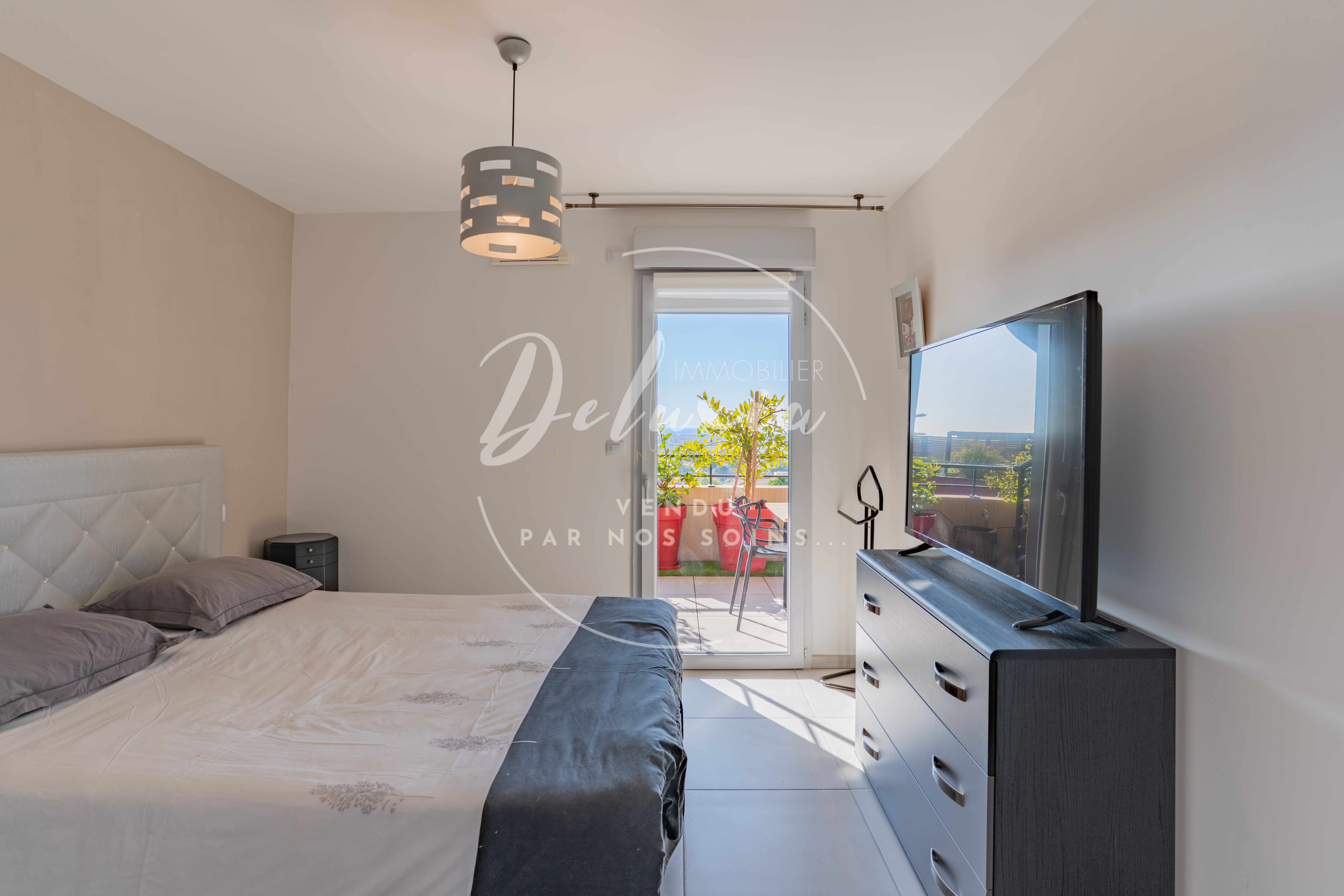APPARTEMENT À VENDRE AVEC VUE MER, 3 CHAMBRES, TOIT TERRASSE ET GRAND GARAGE À FRÉJUS.