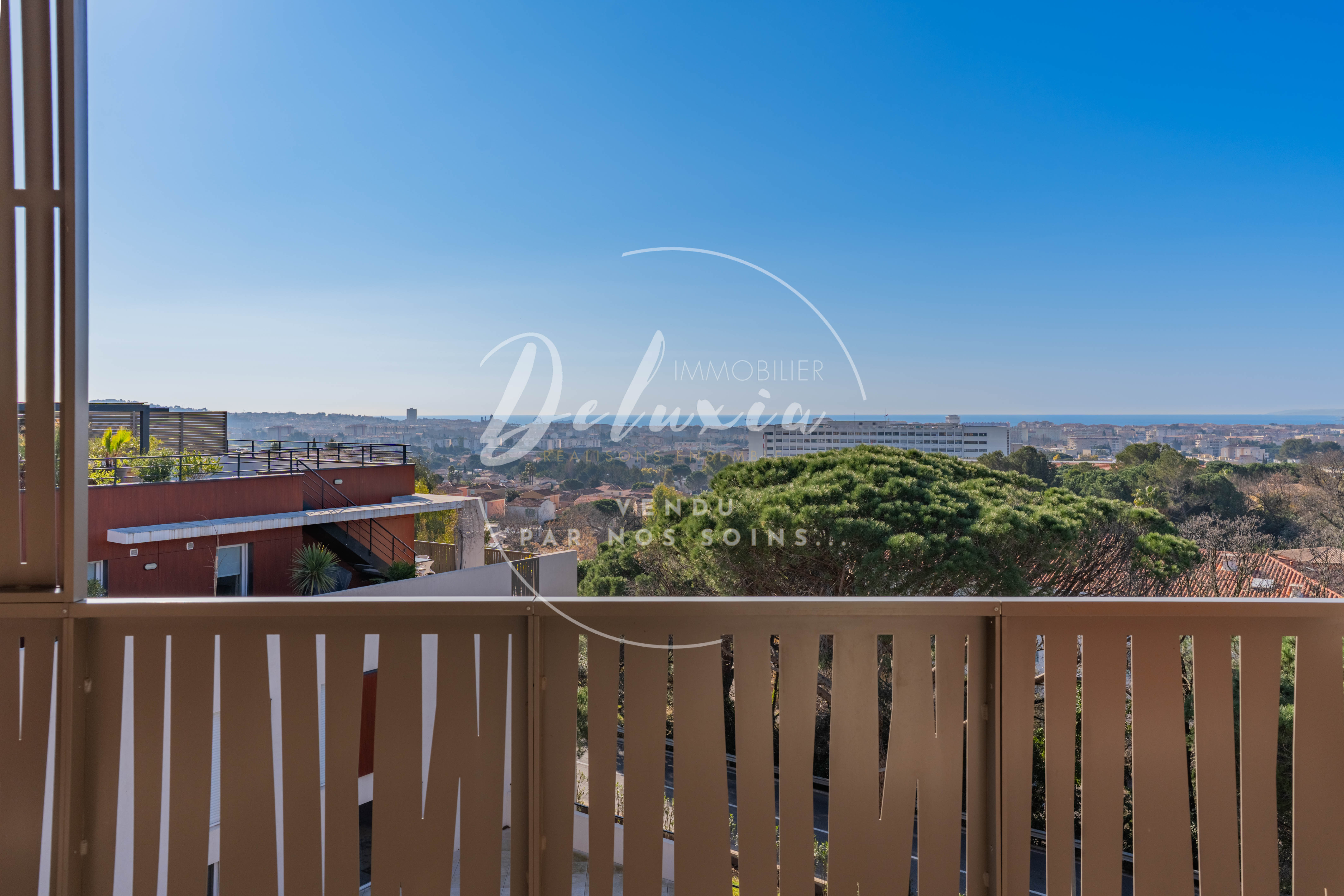 APPARTEMENT À VENDRE AVEC VUE MER, 3 CHAMBRES, TOIT TERRASSE ET GRAND GARAGE À FRÉJUS.