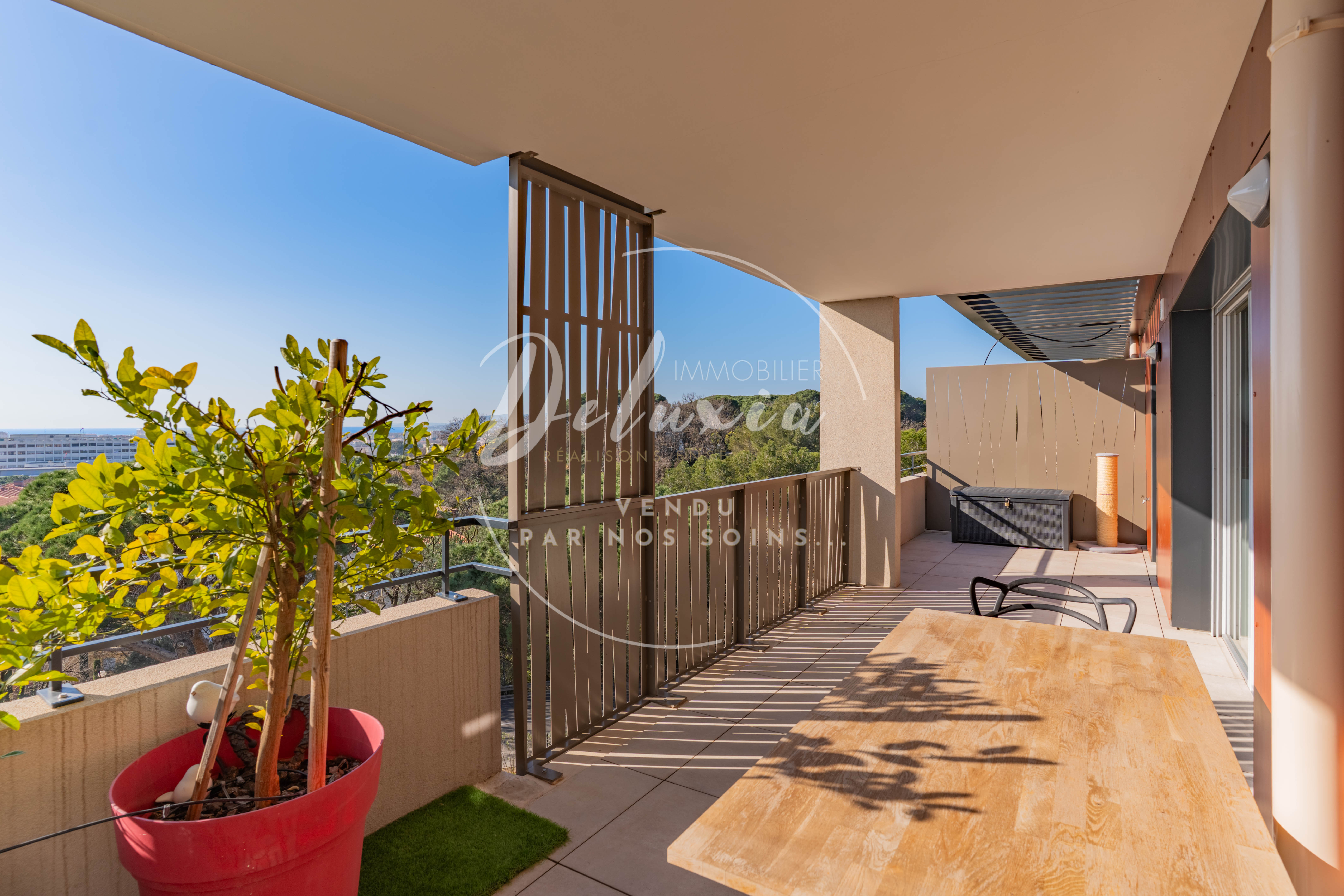 APPARTEMENT À VENDRE AVEC VUE MER, 3 CHAMBRES, TOIT TERRASSE ET GRAND GARAGE À FRÉJUS.