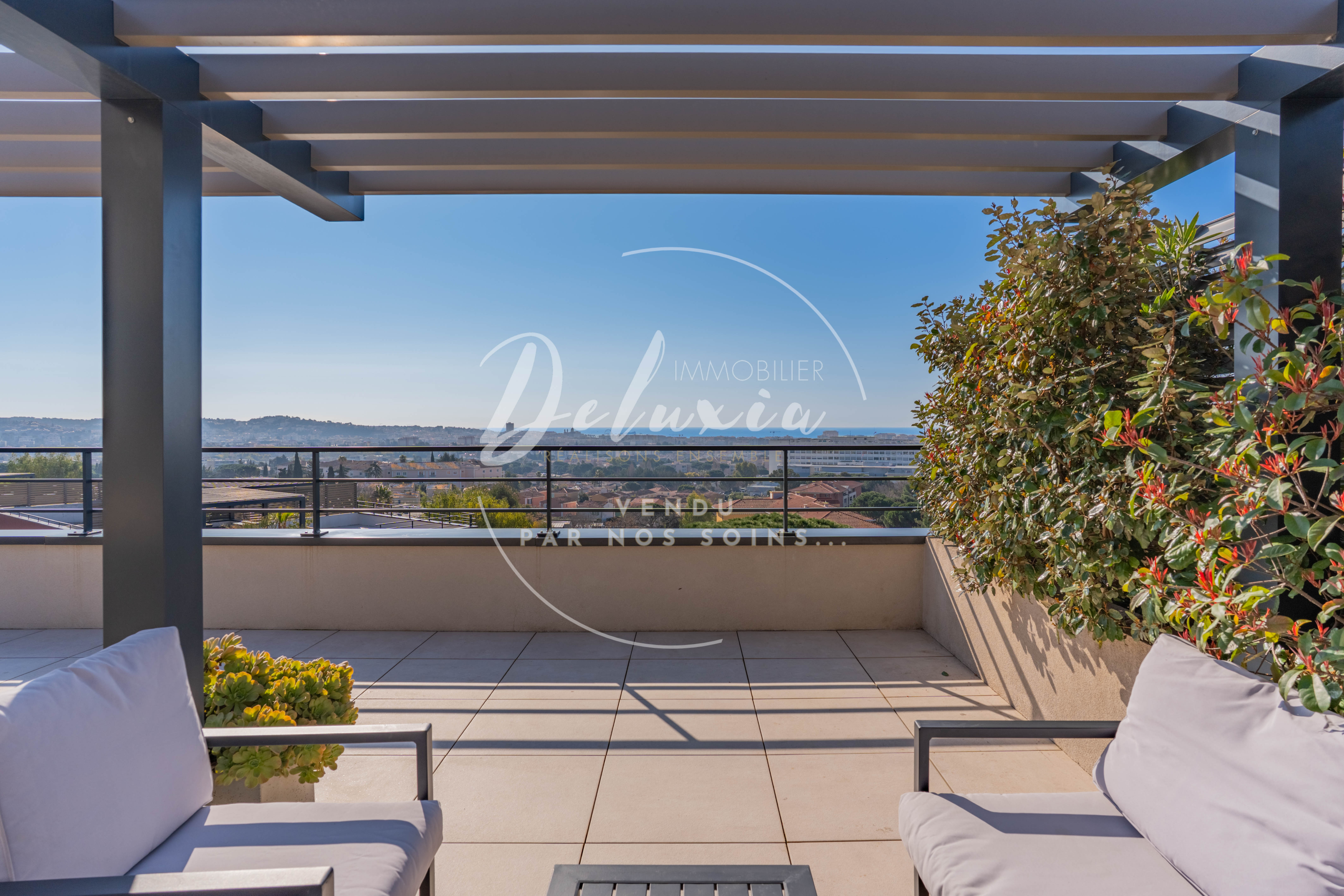 APPARTEMENT À VENDRE AVEC VUE MER, 3 CHAMBRES, TOIT TERRASSE ET GRAND GARAGE À FRÉJUS.
