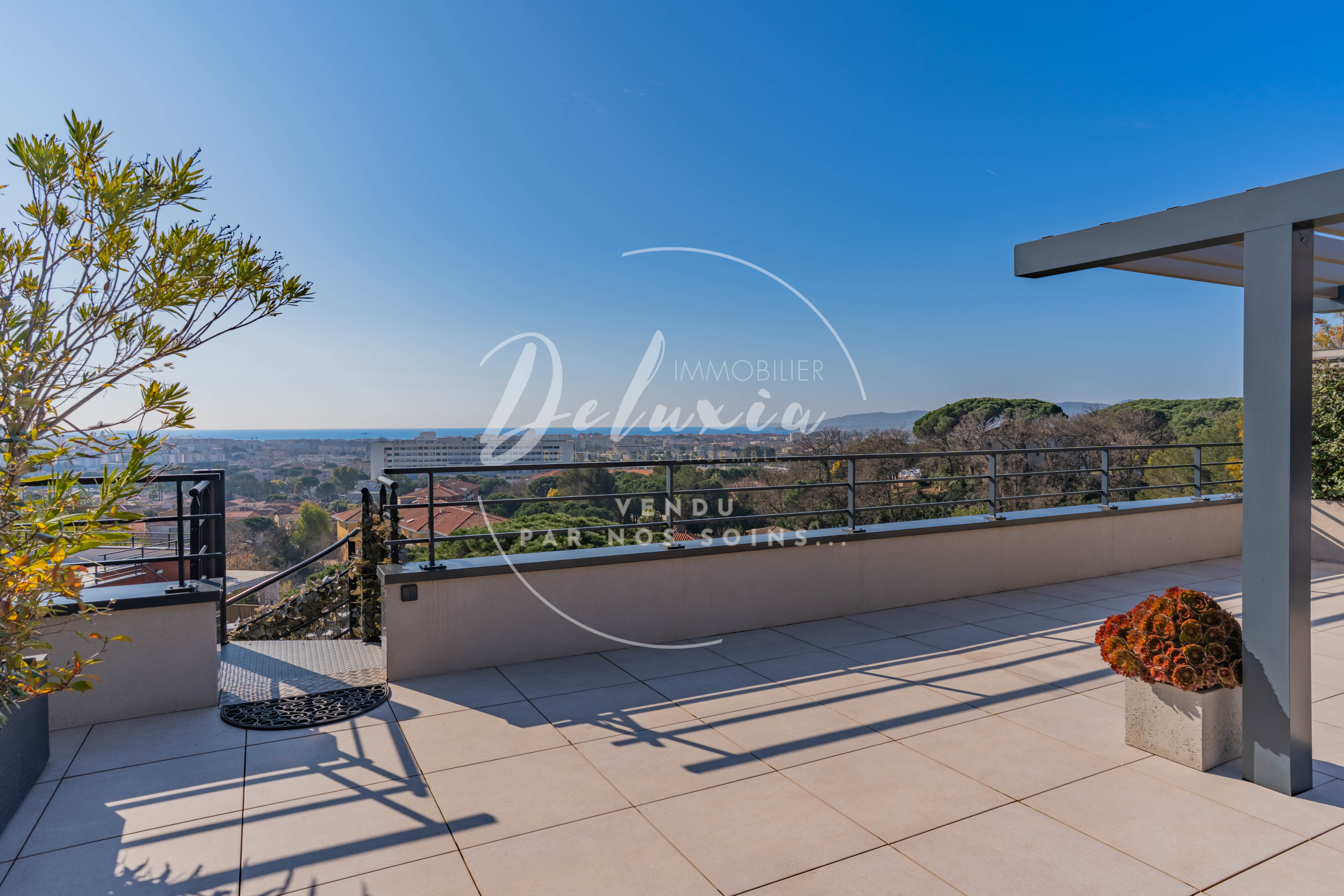 APPARTEMENT À VENDRE AVEC VUE MER, 3 CHAMBRES, TOIT TERRASSE ET GRAND GARAGE À FRÉJUS.