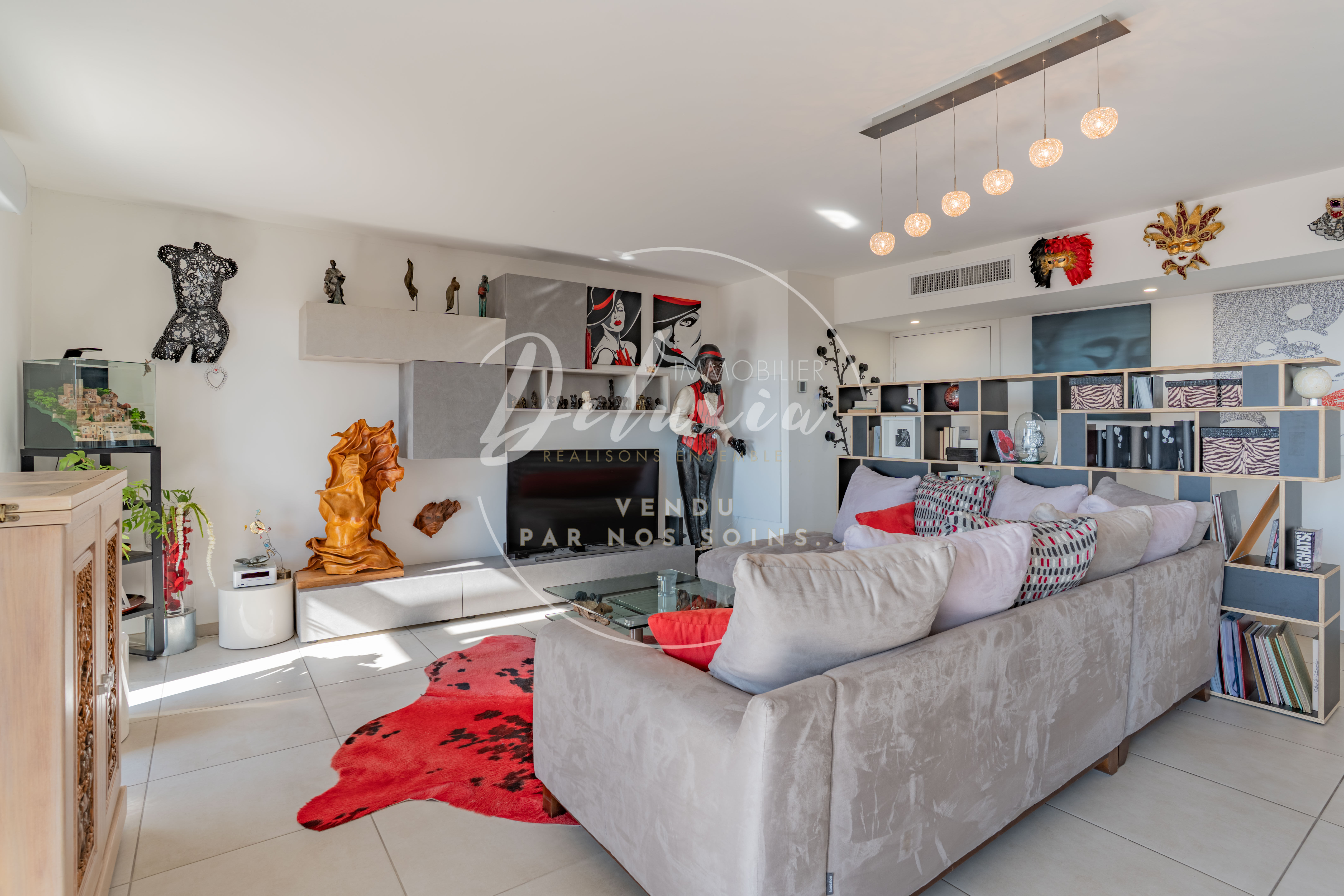 APPARTEMENT À VENDRE AVEC VUE MER, 3 CHAMBRES, TOIT TERRASSE ET GRAND GARAGE À FRÉJUS.