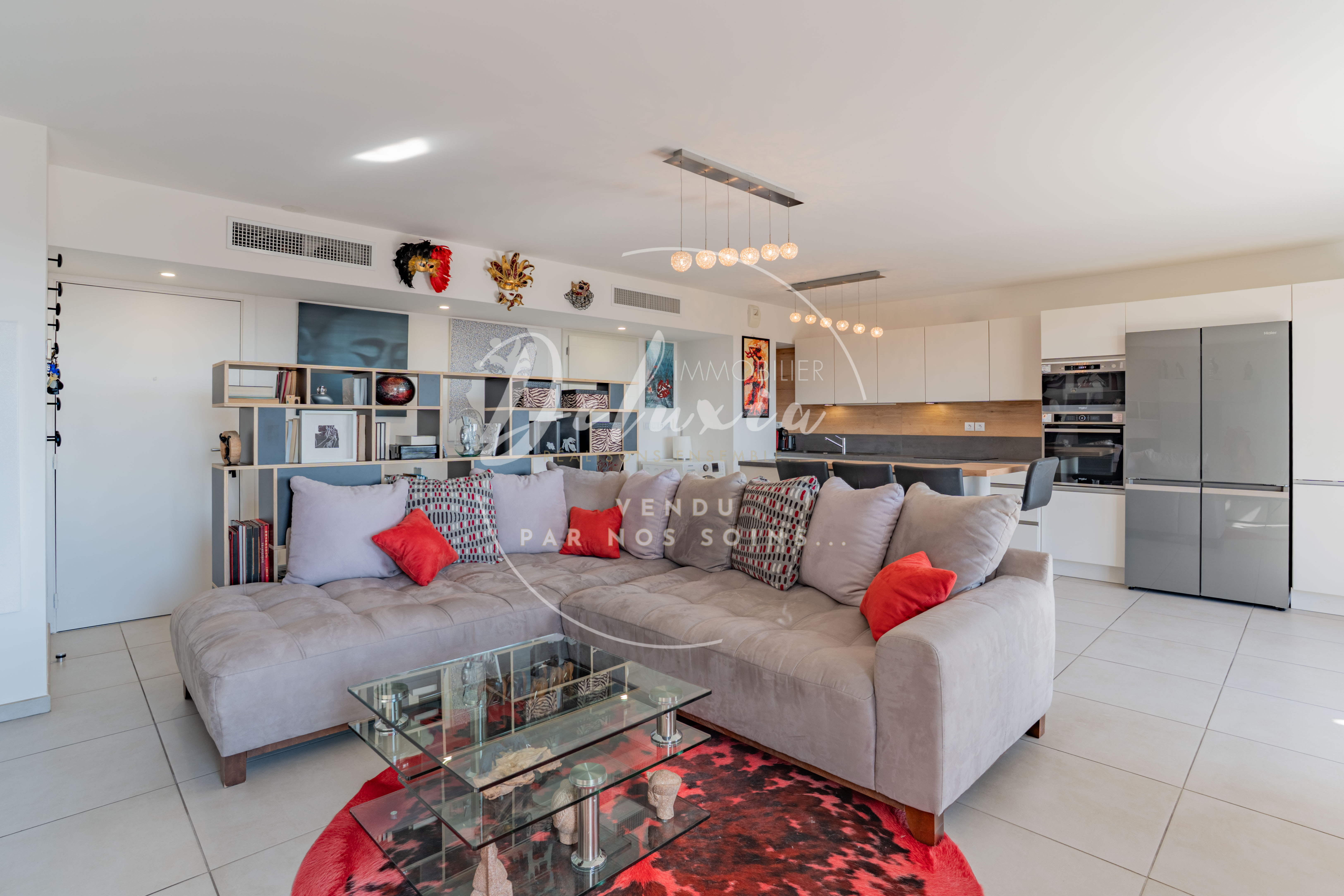 APPARTEMENT À VENDRE AVEC VUE MER, 3 CHAMBRES, TOIT TERRASSE ET GRAND GARAGE À FRÉJUS.