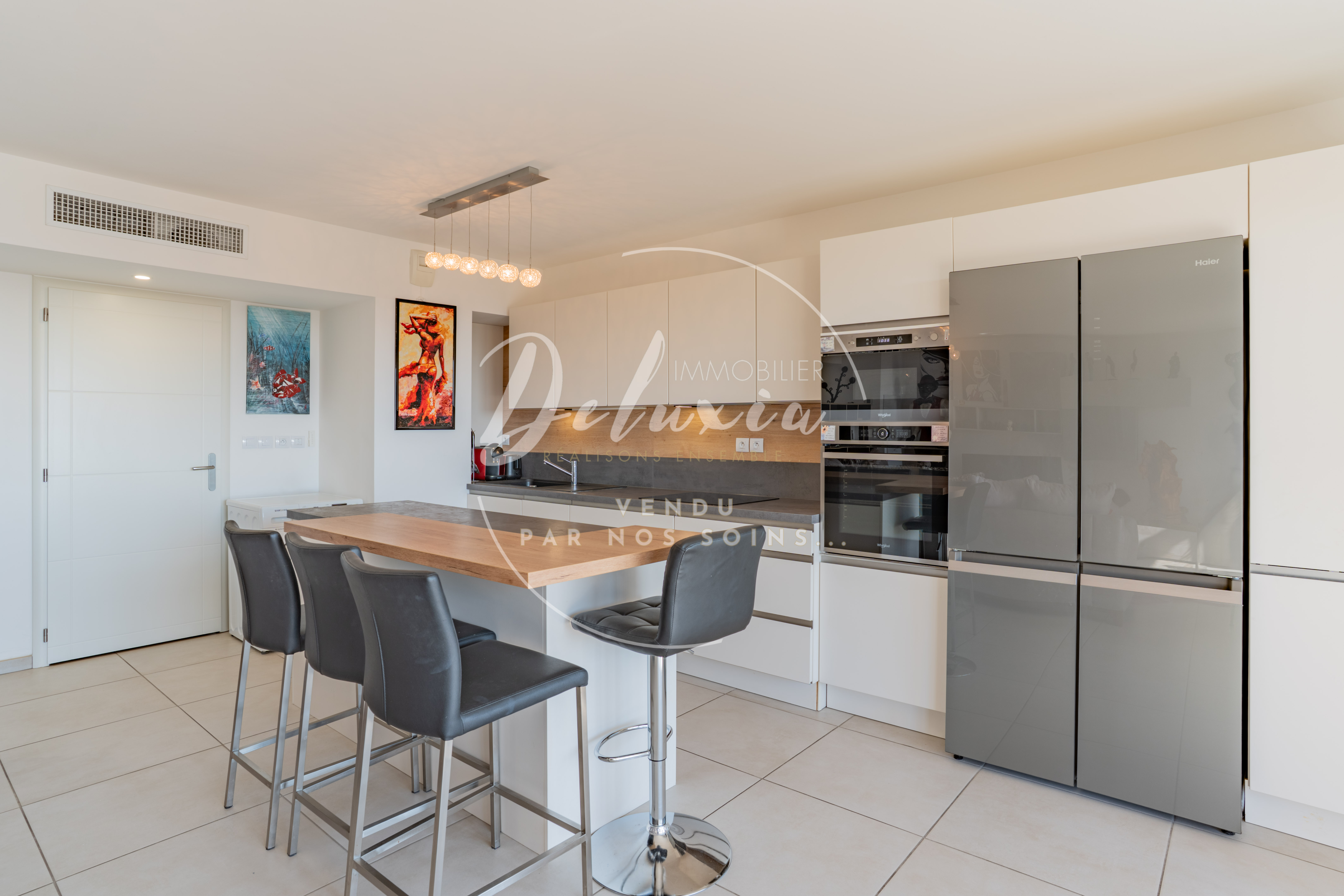 APPARTEMENT À VENDRE AVEC VUE MER, 3 CHAMBRES, TOIT TERRASSE ET GRAND GARAGE À FRÉJUS.