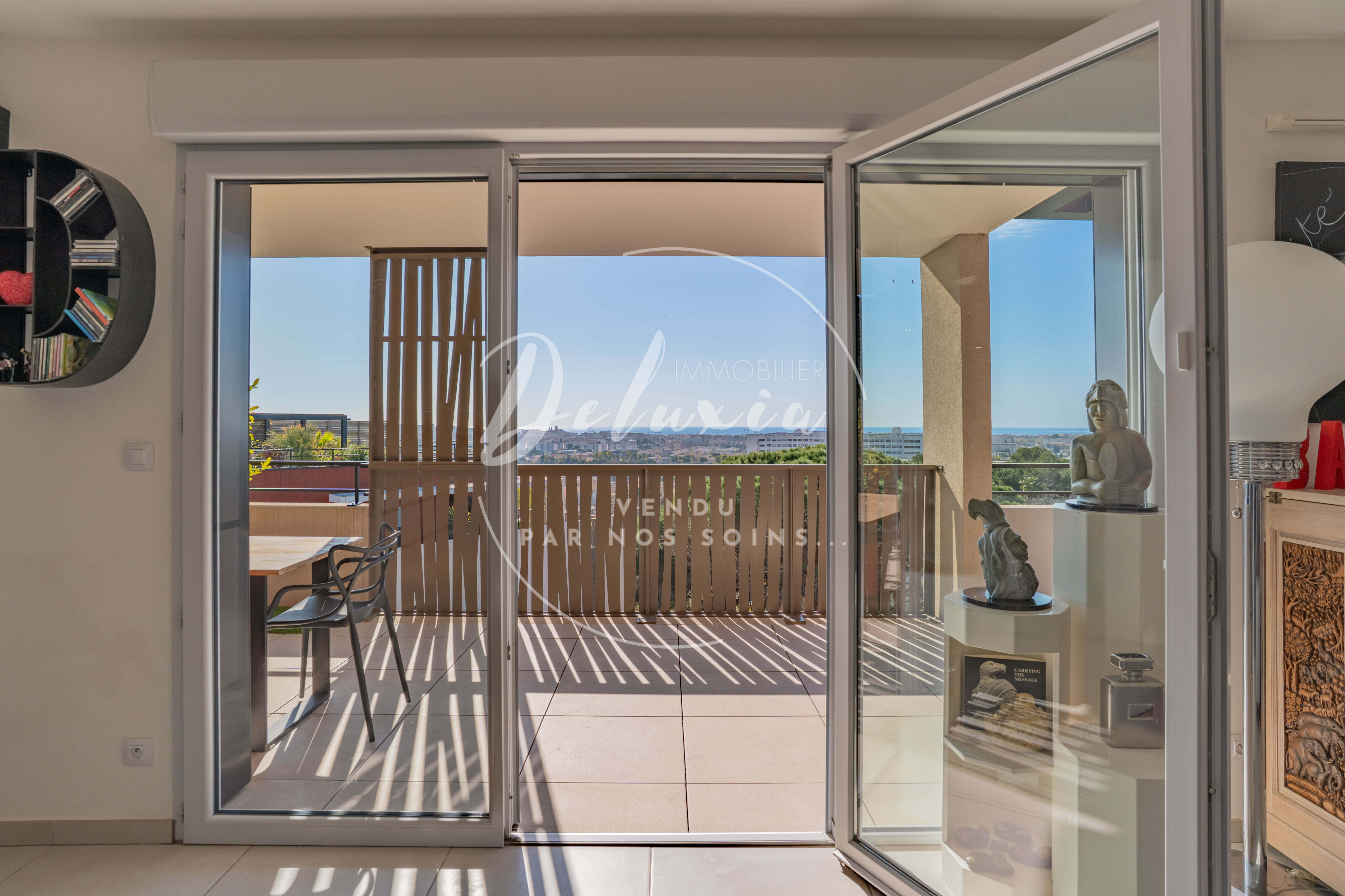 APPARTEMENT À VENDRE AVEC VUE MER, 3 CHAMBRES, TOIT TERRASSE ET GRAND GARAGE À FRÉJUS.