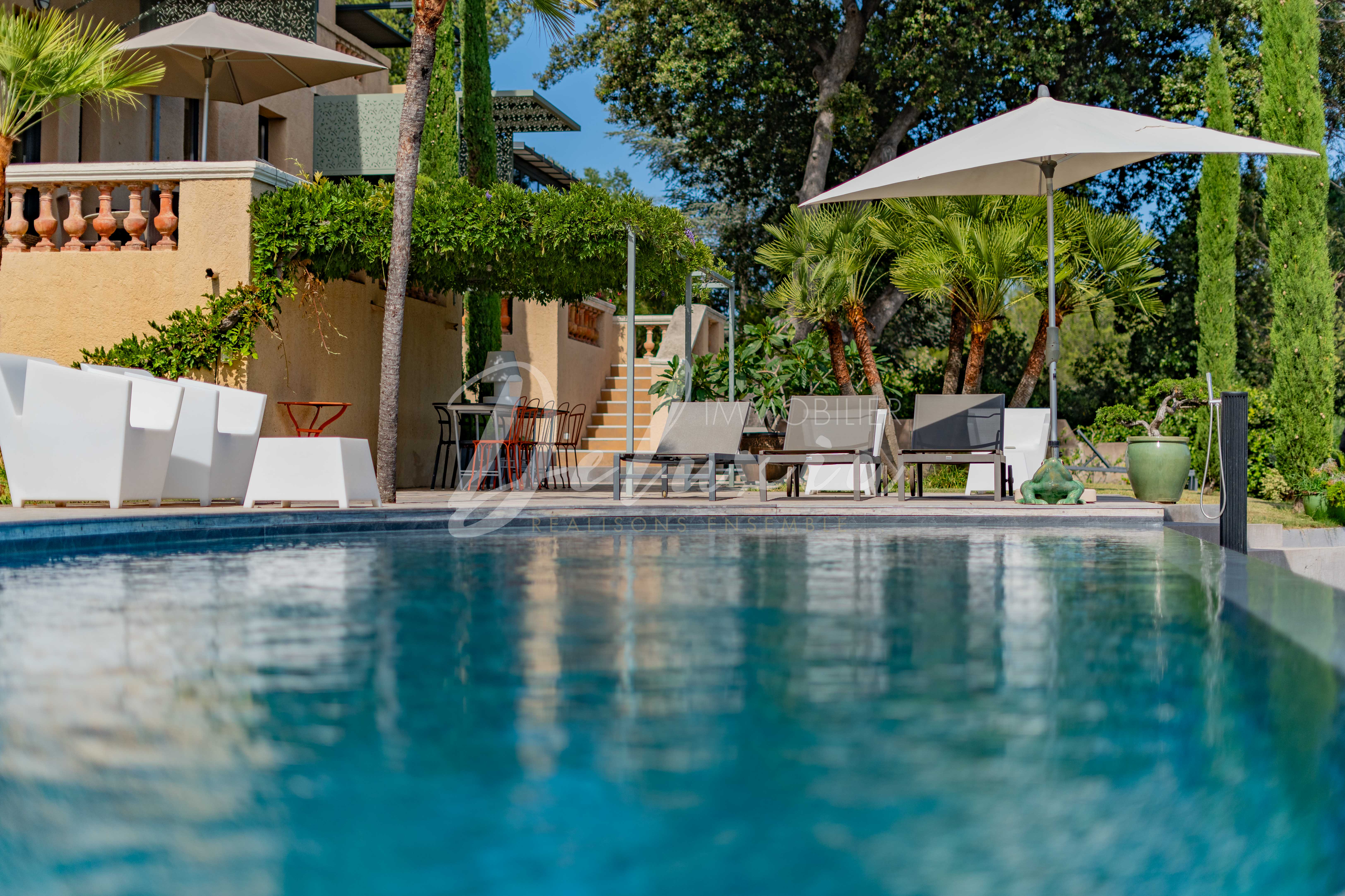 Achat villa avec piscine à débordement à Saint-Raphaël 