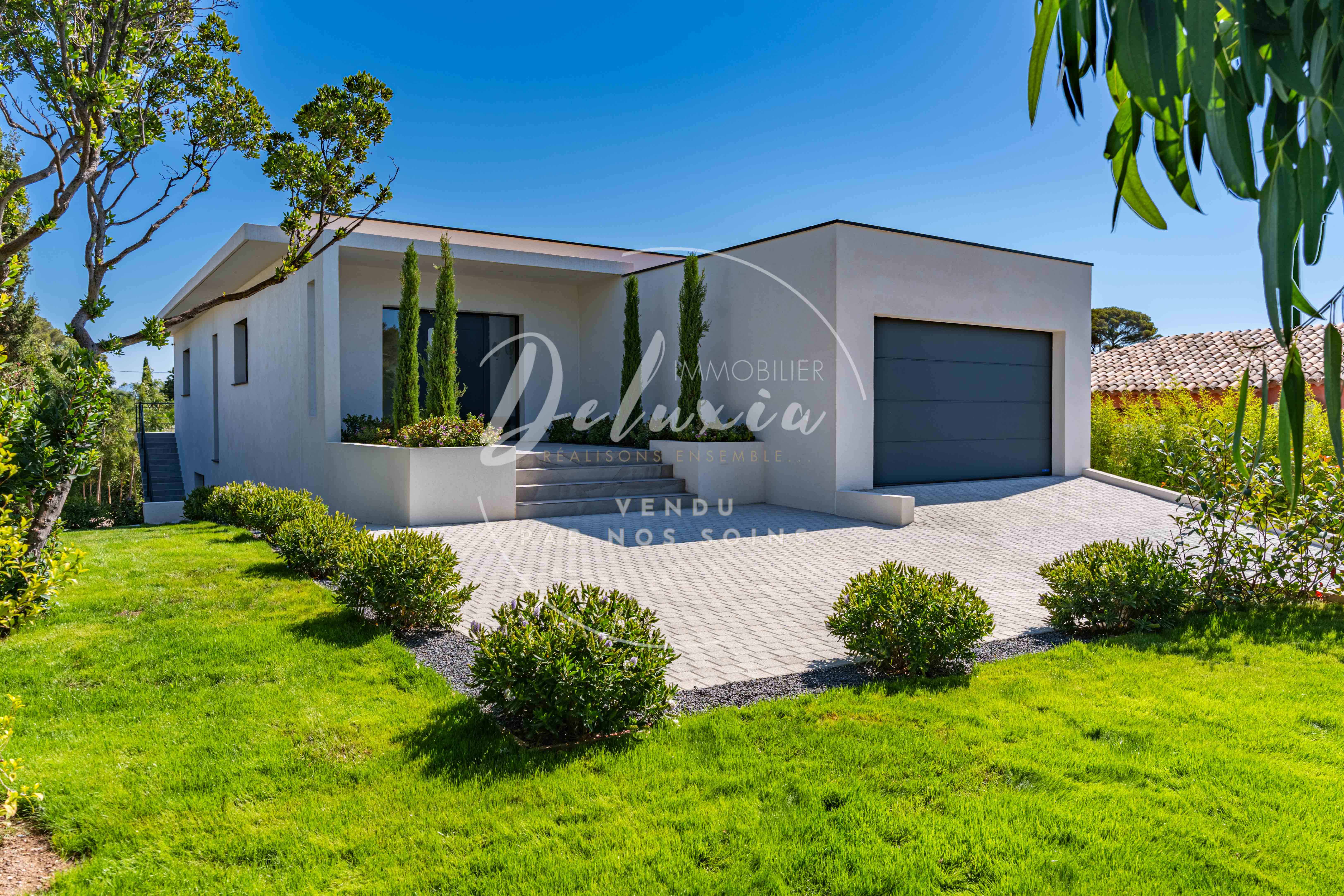 Maison avec grand garage et places de parking à vendre à Saint-Aygulf