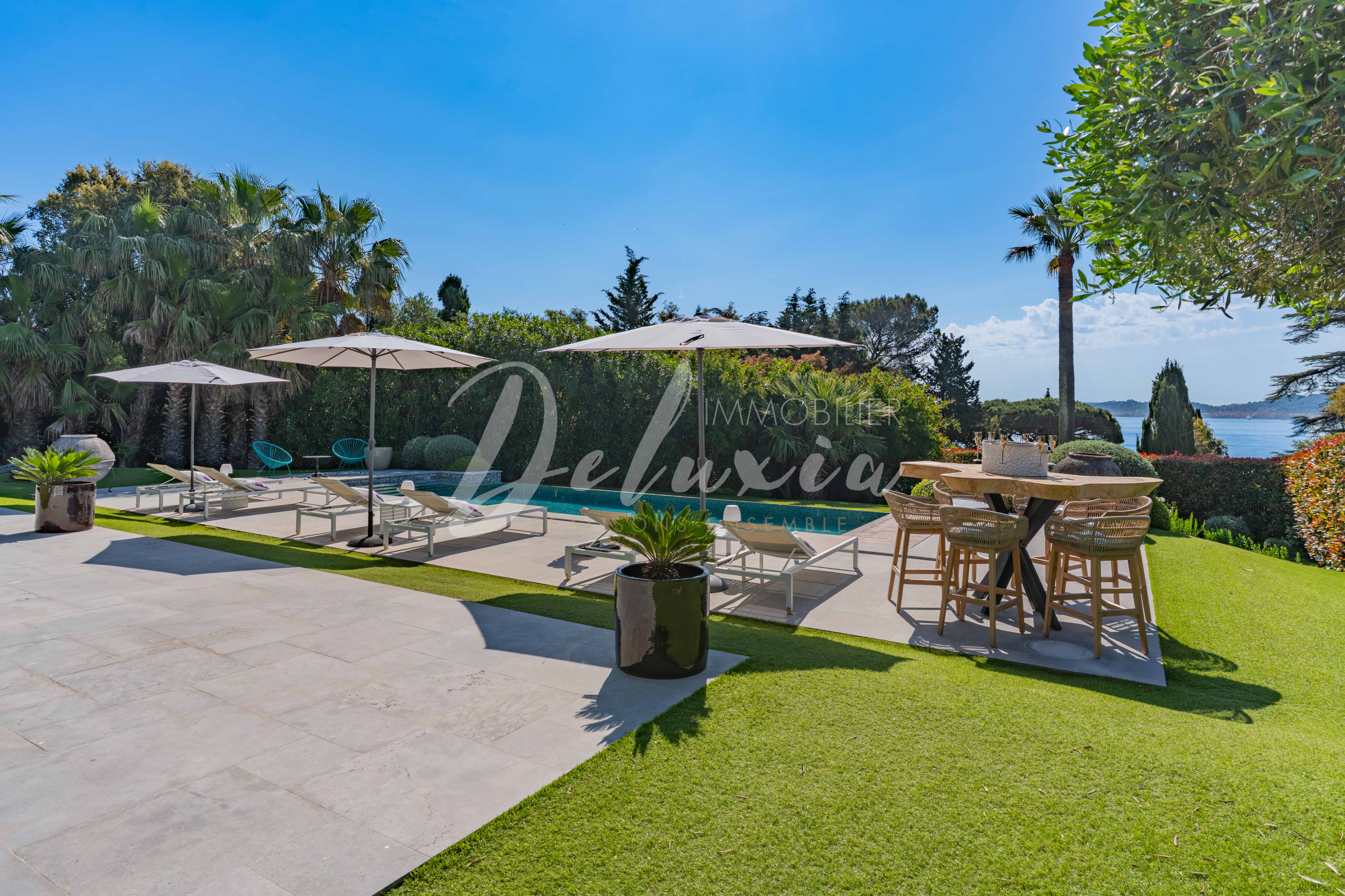 Achat villa avec piscine à débordement et vue mer à Grimaud
