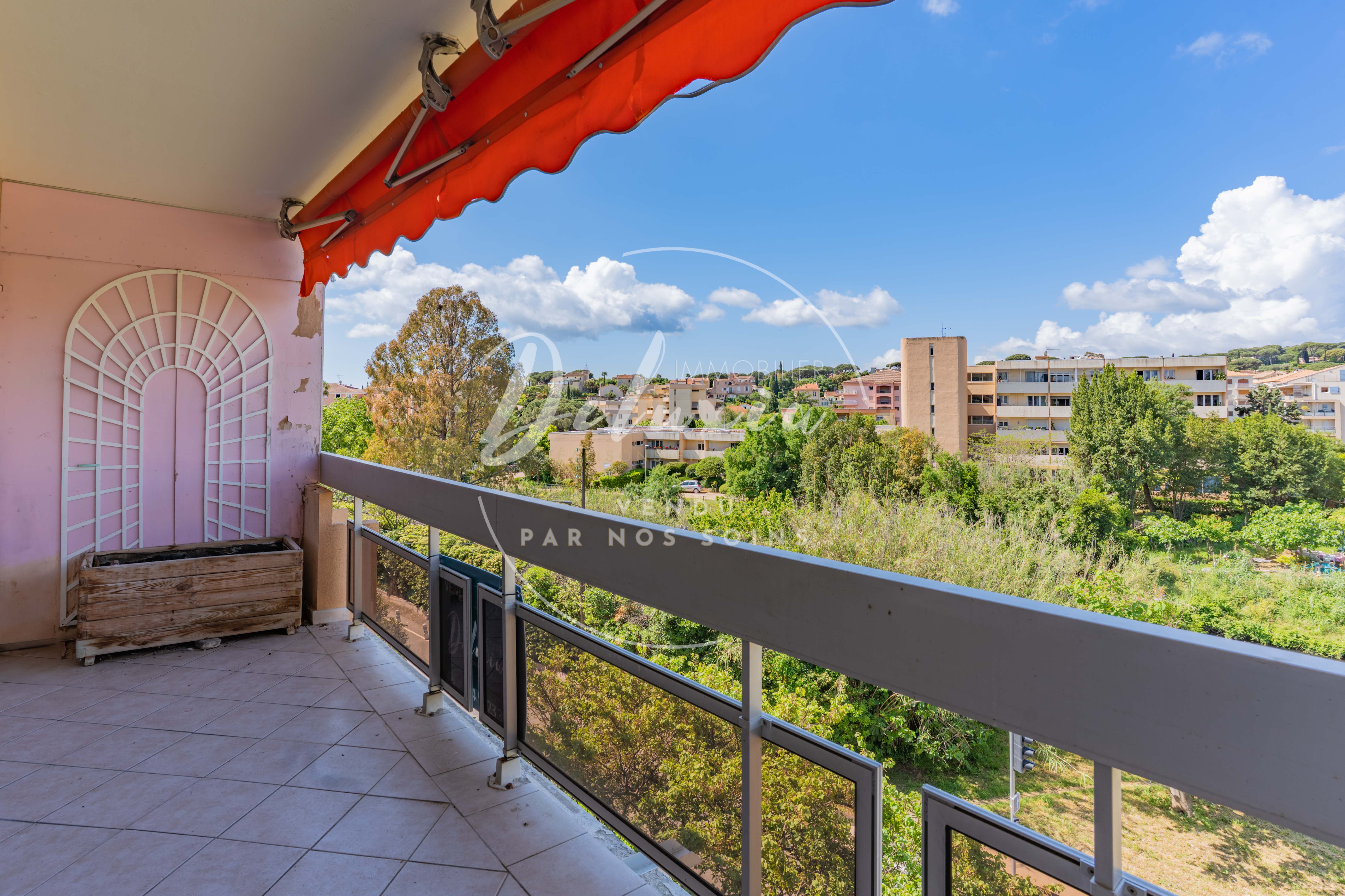 Appartement 4 pièces, proche du centre-ville avec terrasse, Sainte-Maxime.