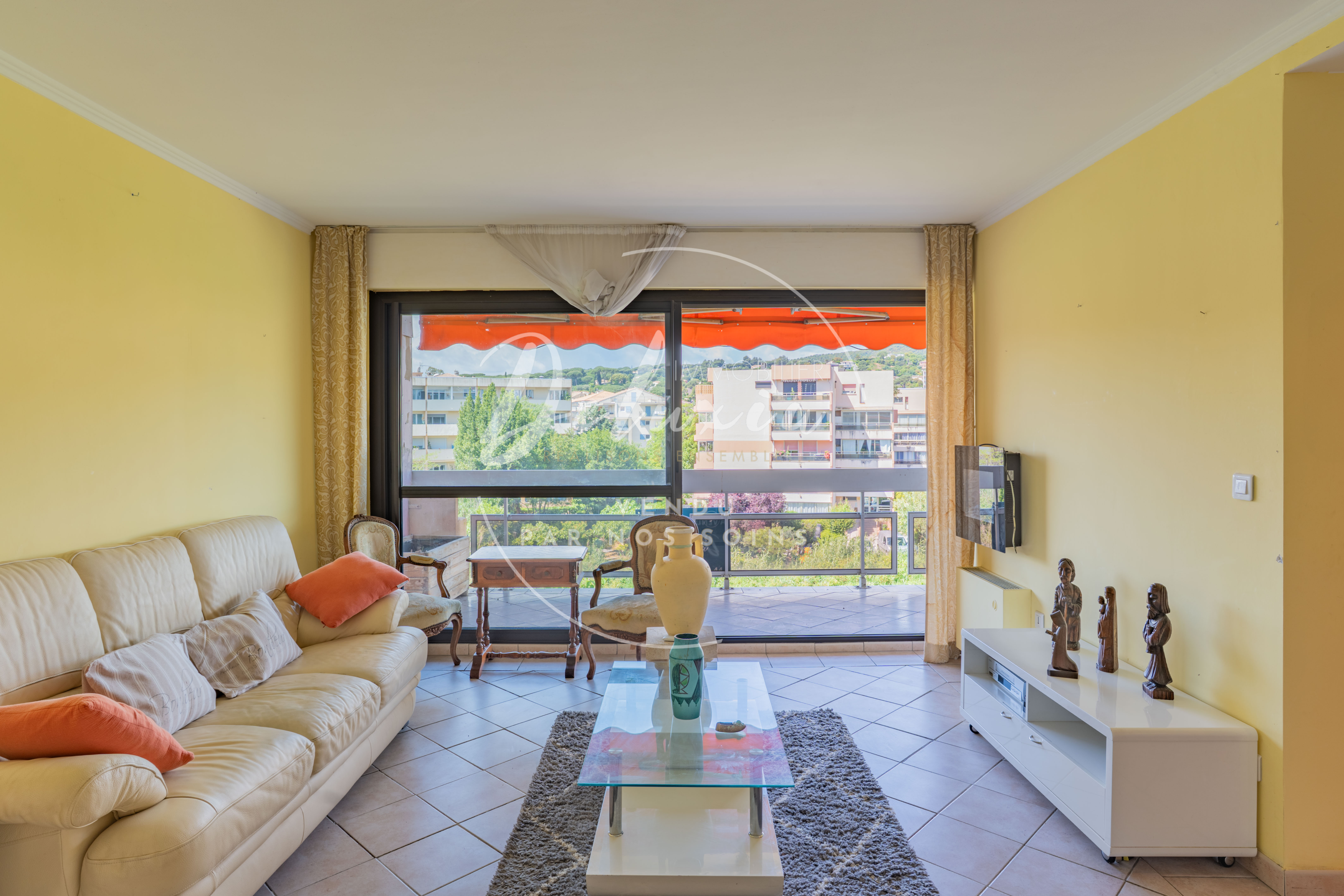 Appartement 4 pièces, proche du centre-ville avec terrasse, Sainte-Maxime.