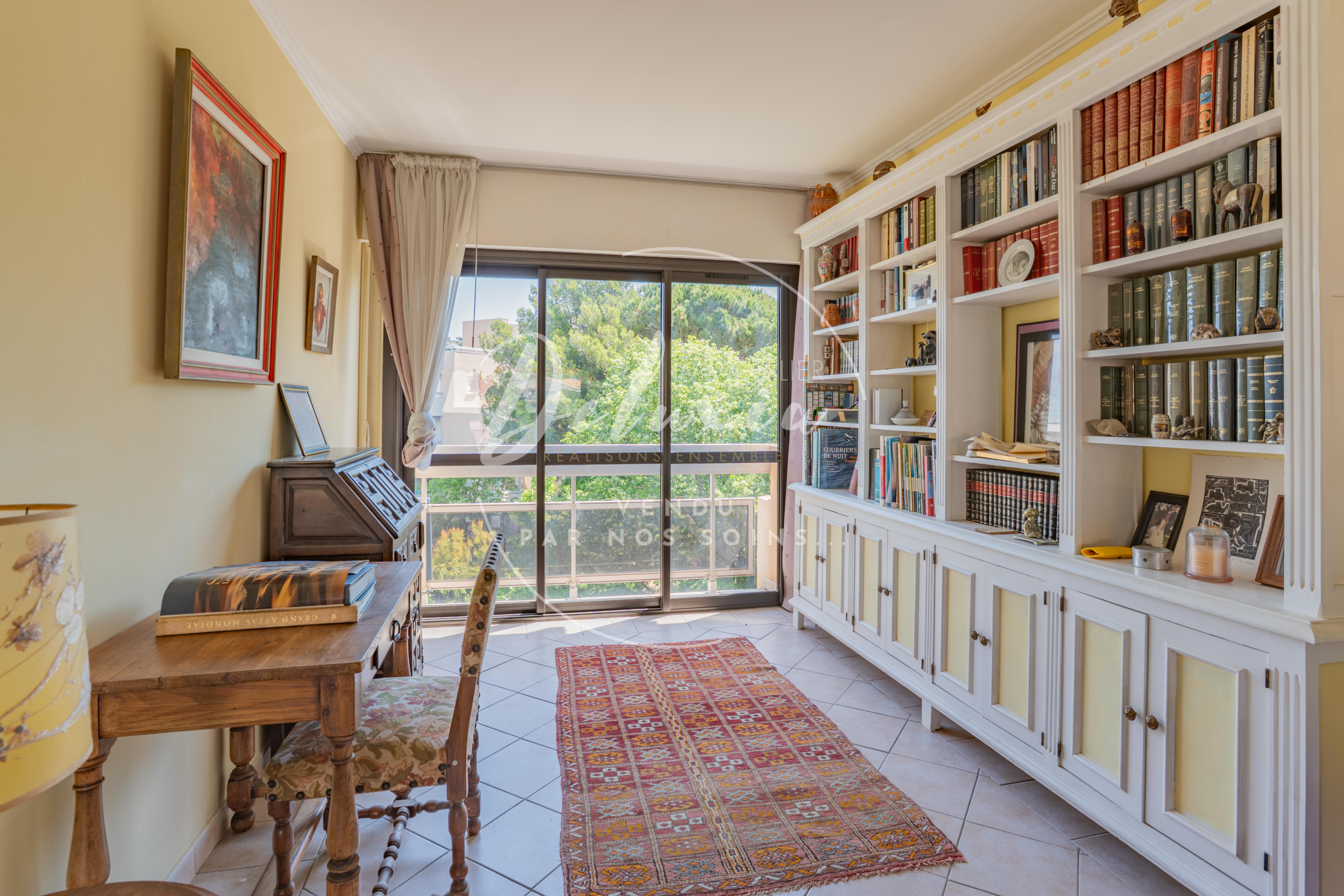 Appartement 4 pièces, proche du centre-ville avec terrasse, Sainte-Maxime.