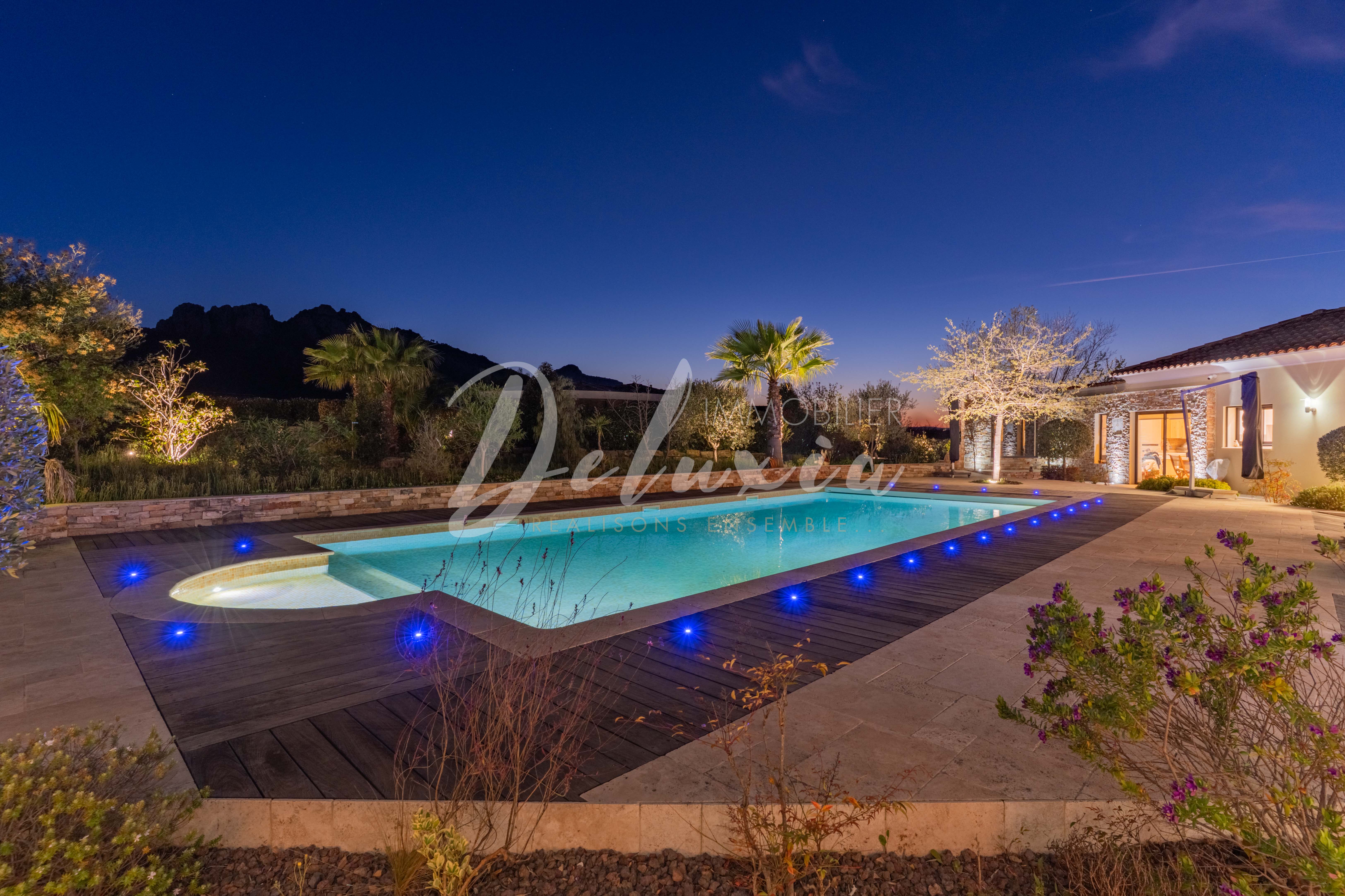 Villa à vendre avec éclairage nocturne à Roquebrune-sur-Argens