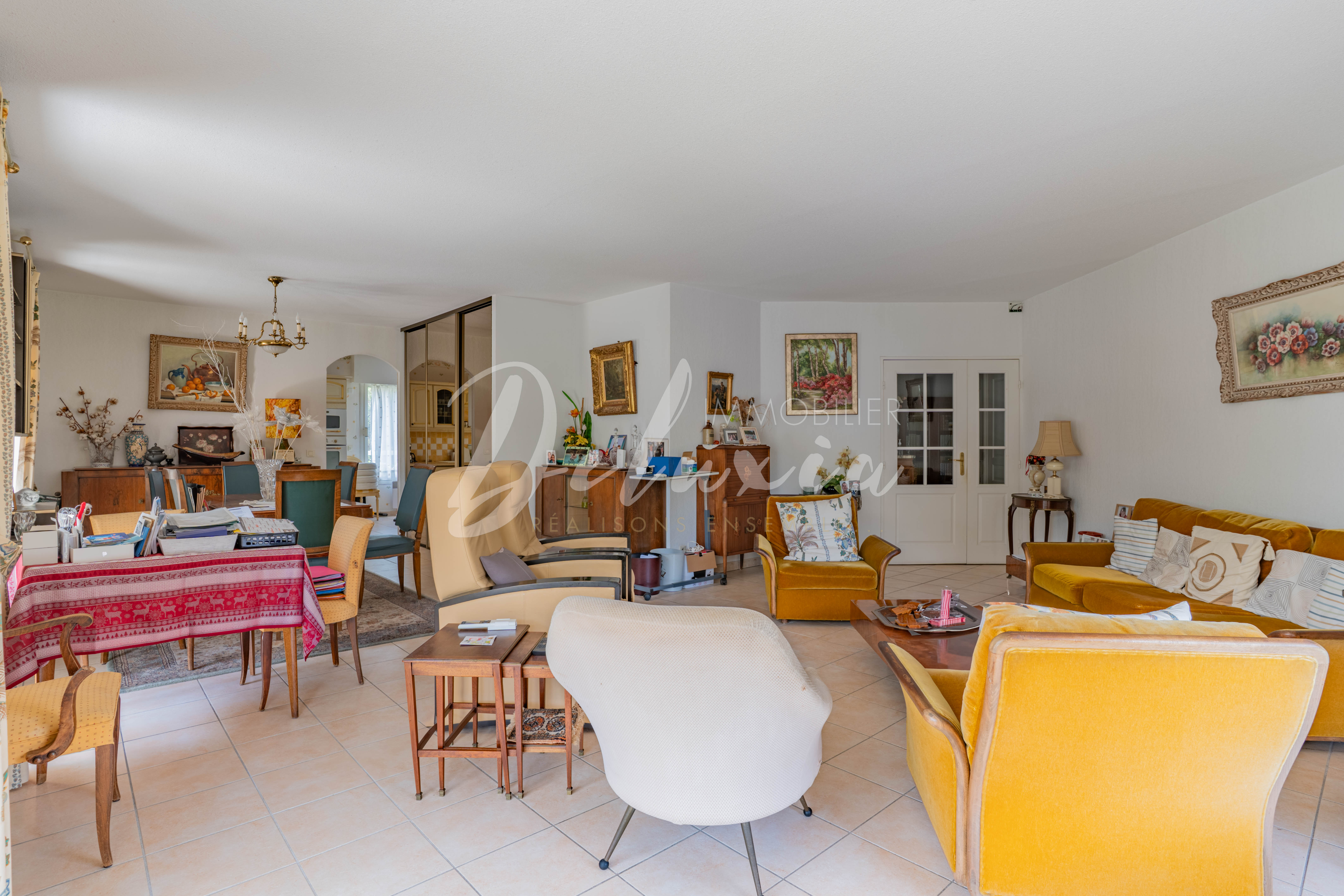 Acheter un appartement avec un grand séjour à Saint-Raphaël 