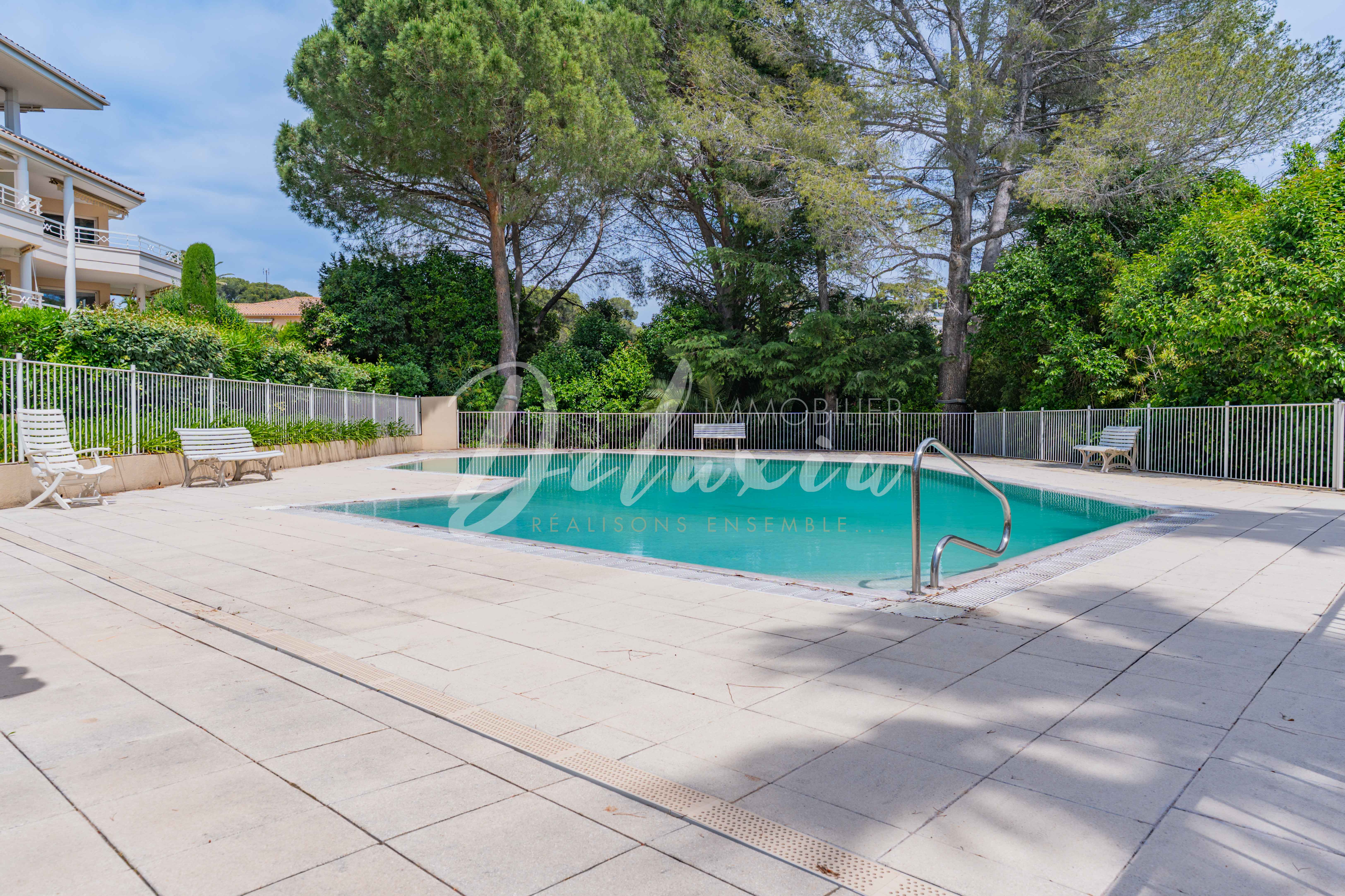 Appartement à vendre dans une résidence avec piscine à Saint-Raphaël