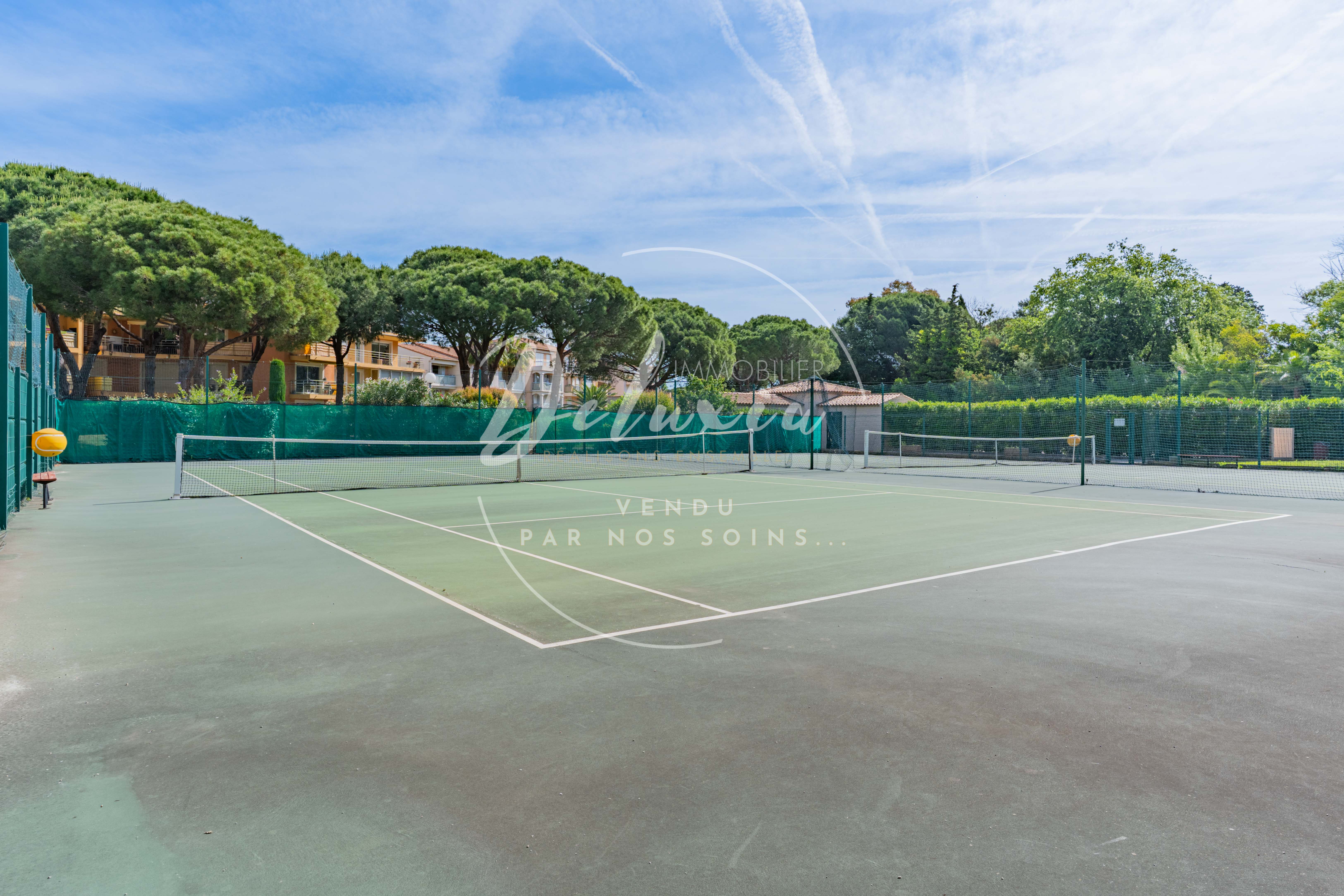 Appartement 3 pièces rénové en rez-de-jardin, dans une résidence avec piscine et tennis, Fréjus.