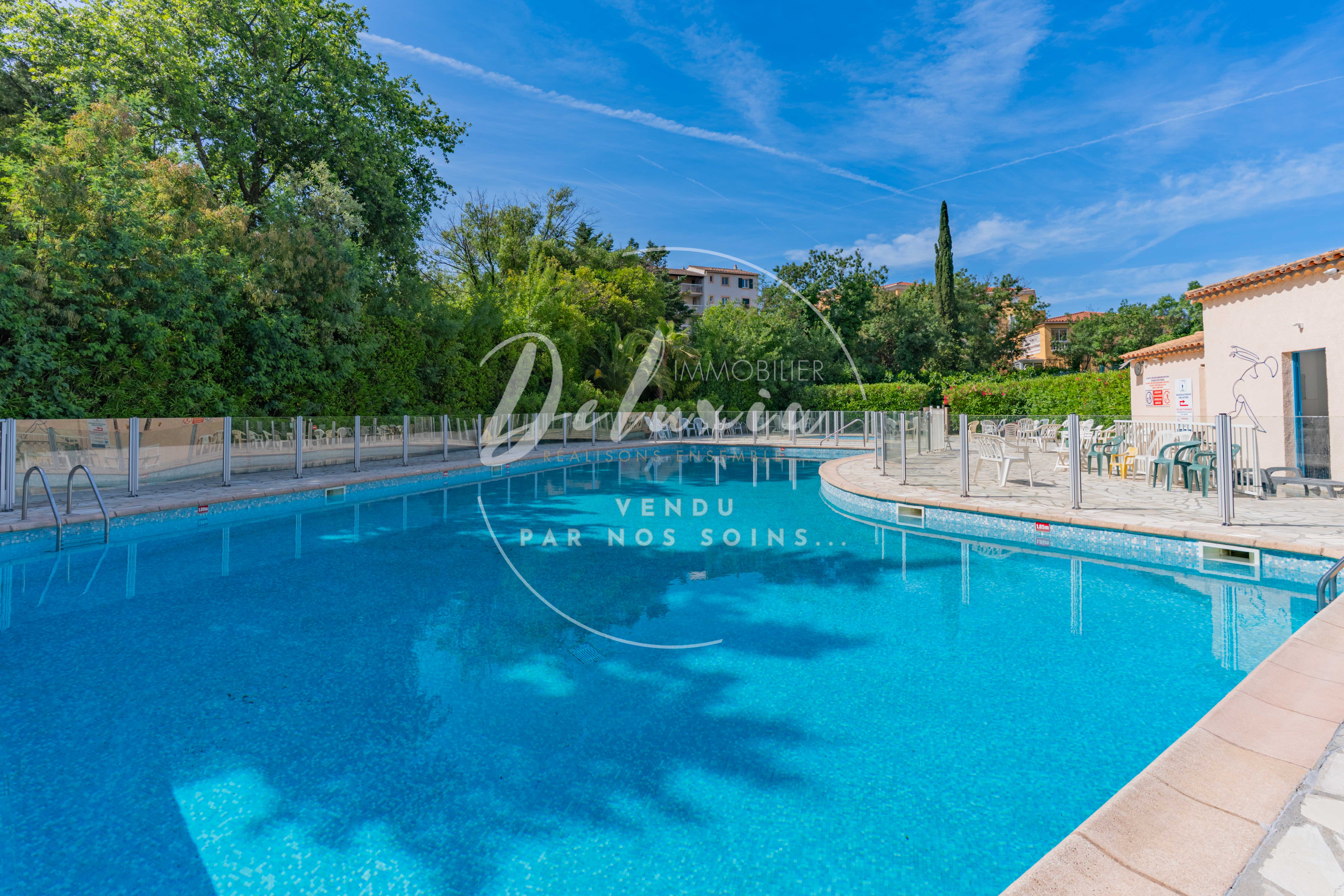 Appartement 3 pièces rénové en rez-de-jardin, dans une résidence avec piscine et tennis, Fréjus.
