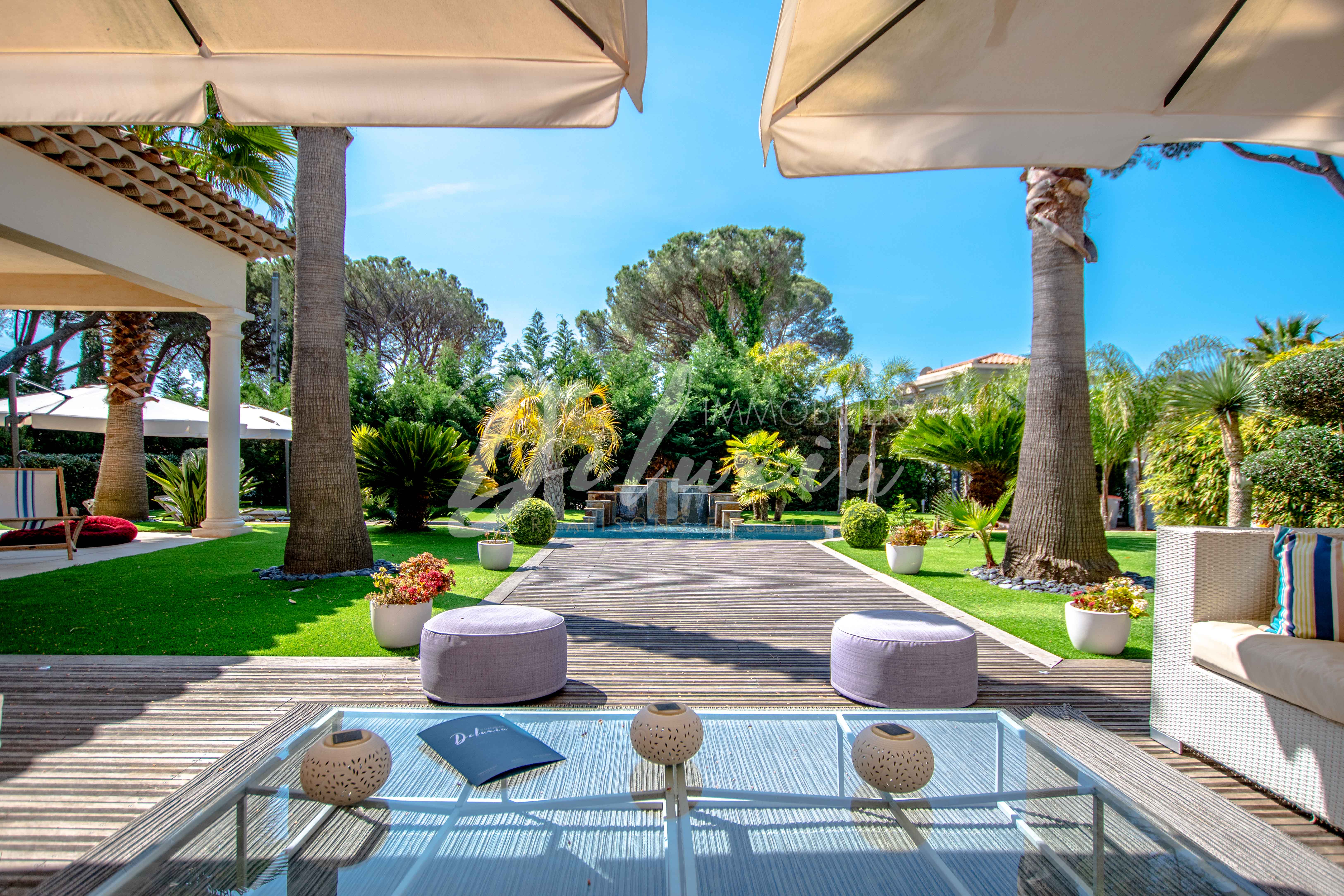 Villa à vendre avec de beaux extérieurs et piscine à Sain-Raphaël