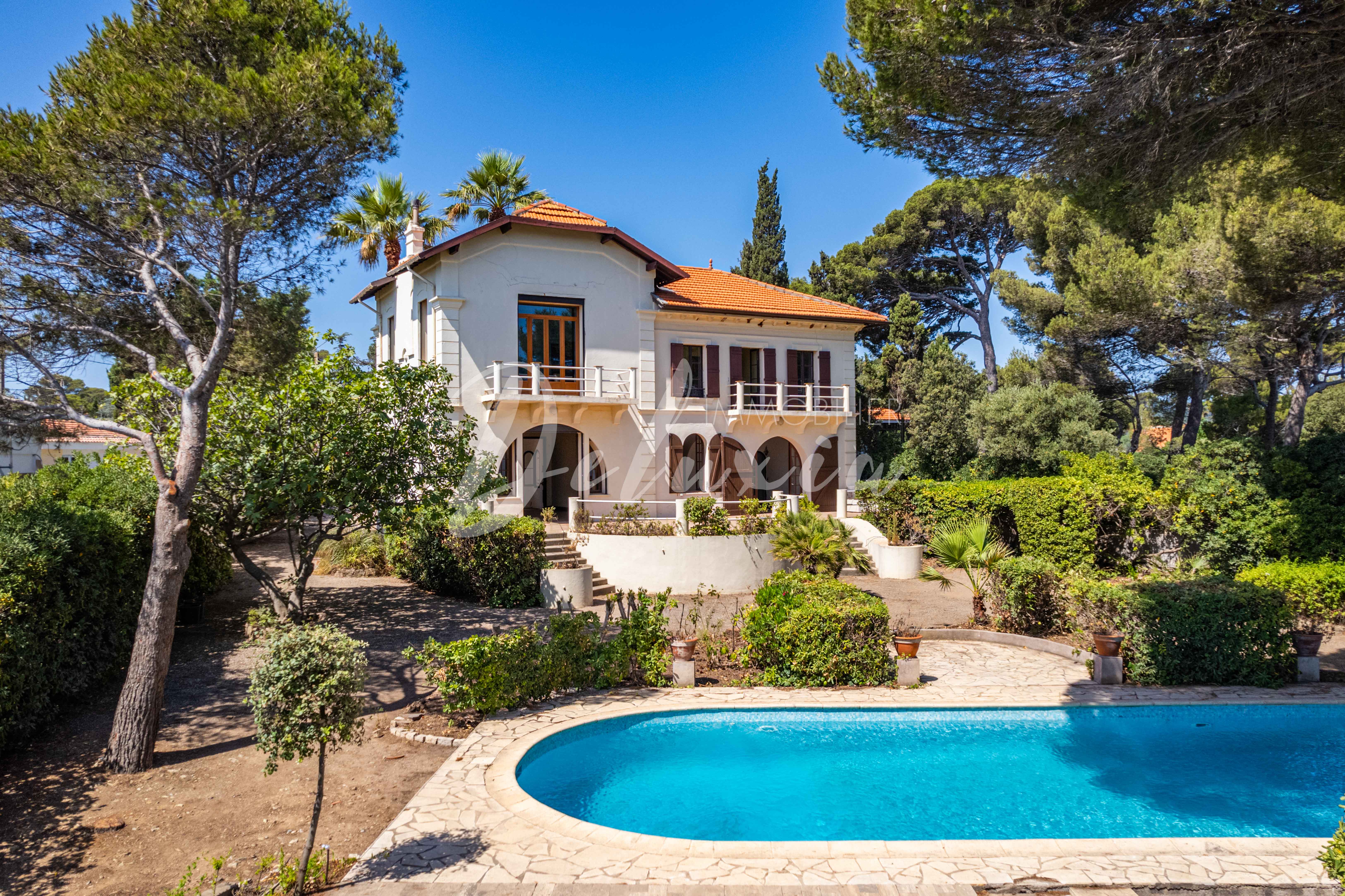 Villa les pieds dans l'eau à vendre sur la Côte d'Azur