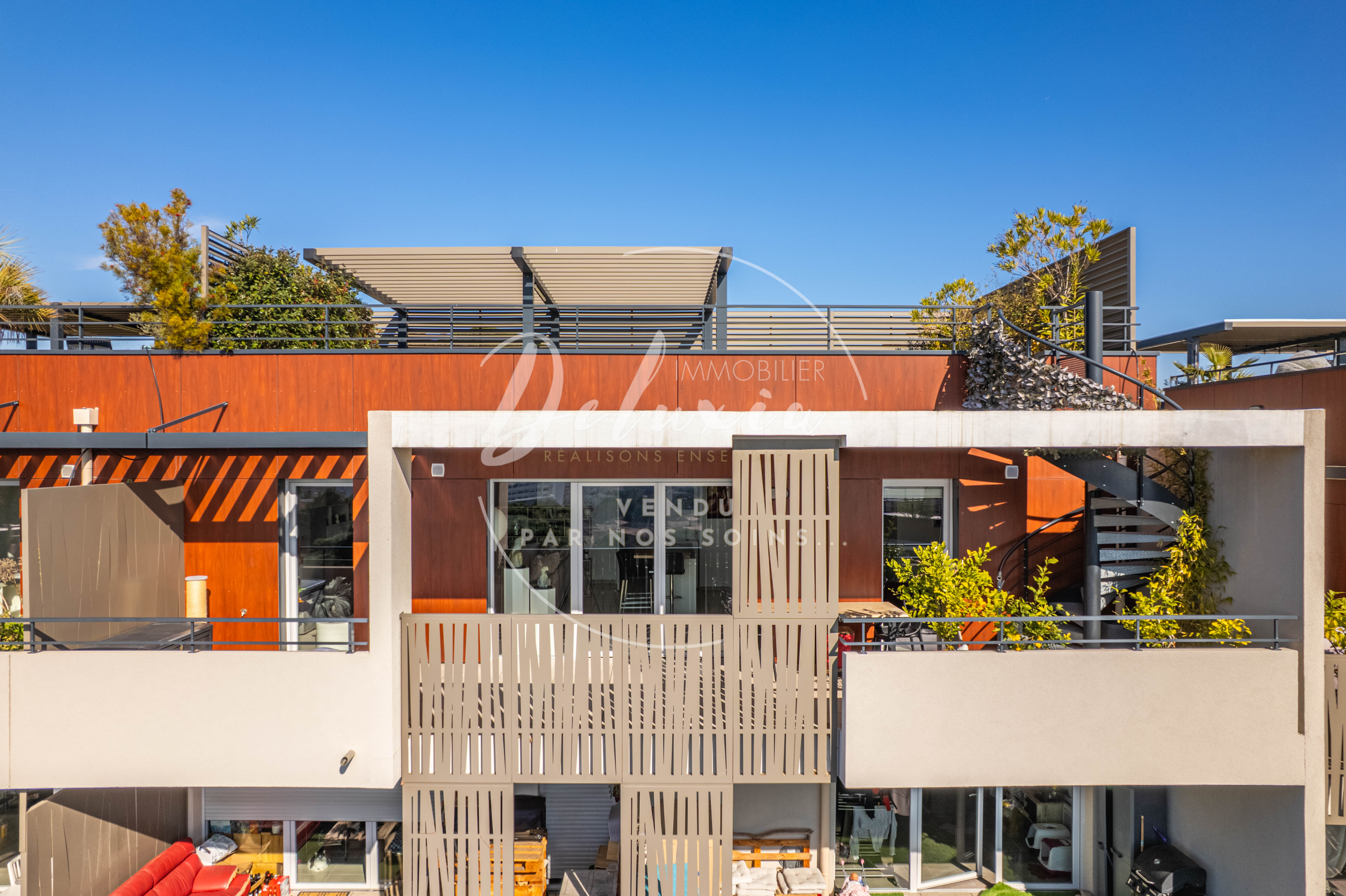 APPARTEMENT À VENDRE AVEC VUE MER, 3 CHAMBRES, TOIT TERRASSE ET GRAND GARAGE À FRÉJUS.