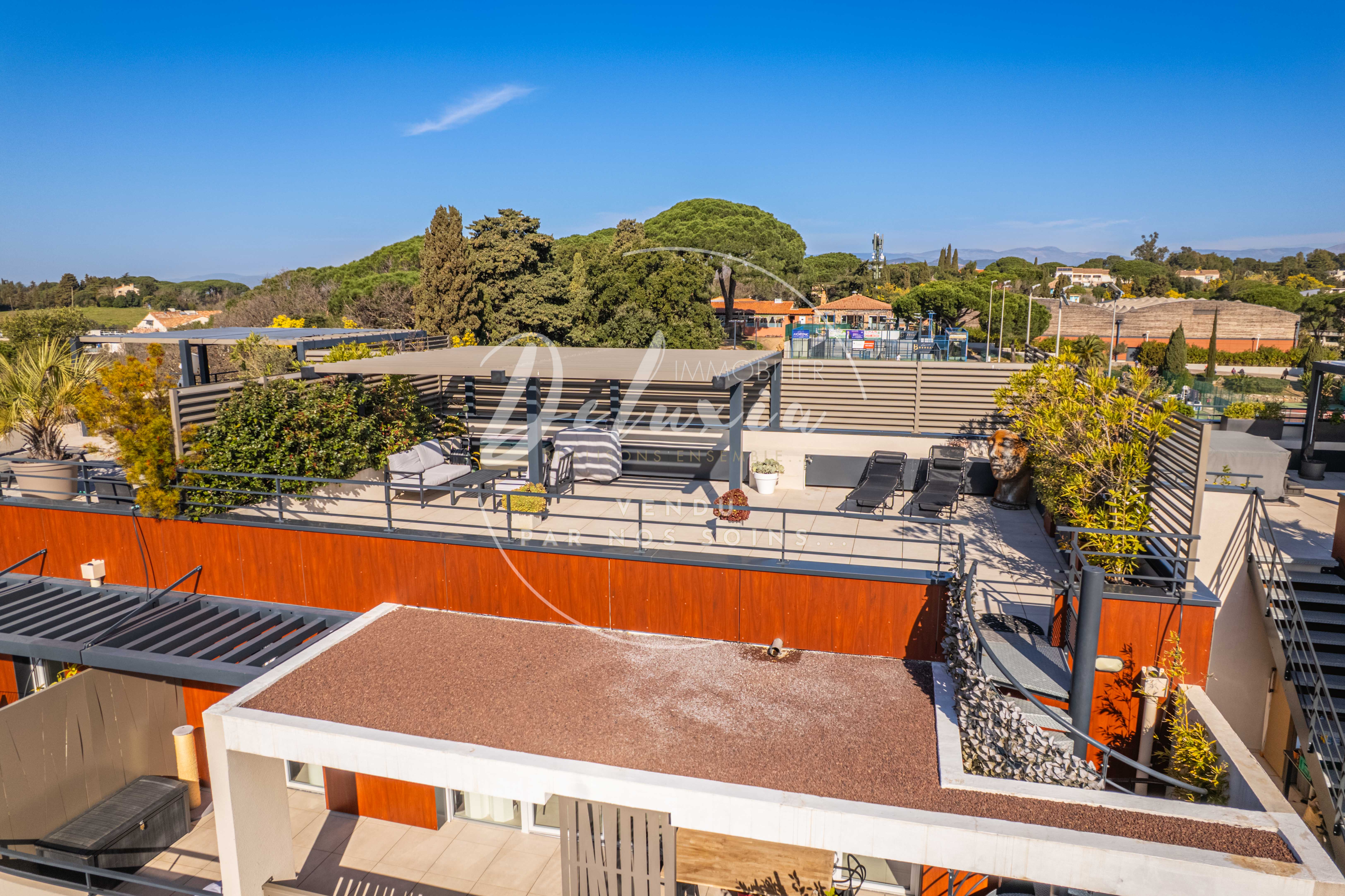 APPARTEMENT À VENDRE AVEC VUE MER, 3 CHAMBRES, TOIT TERRASSE ET GRAND GARAGE À FRÉJUS.