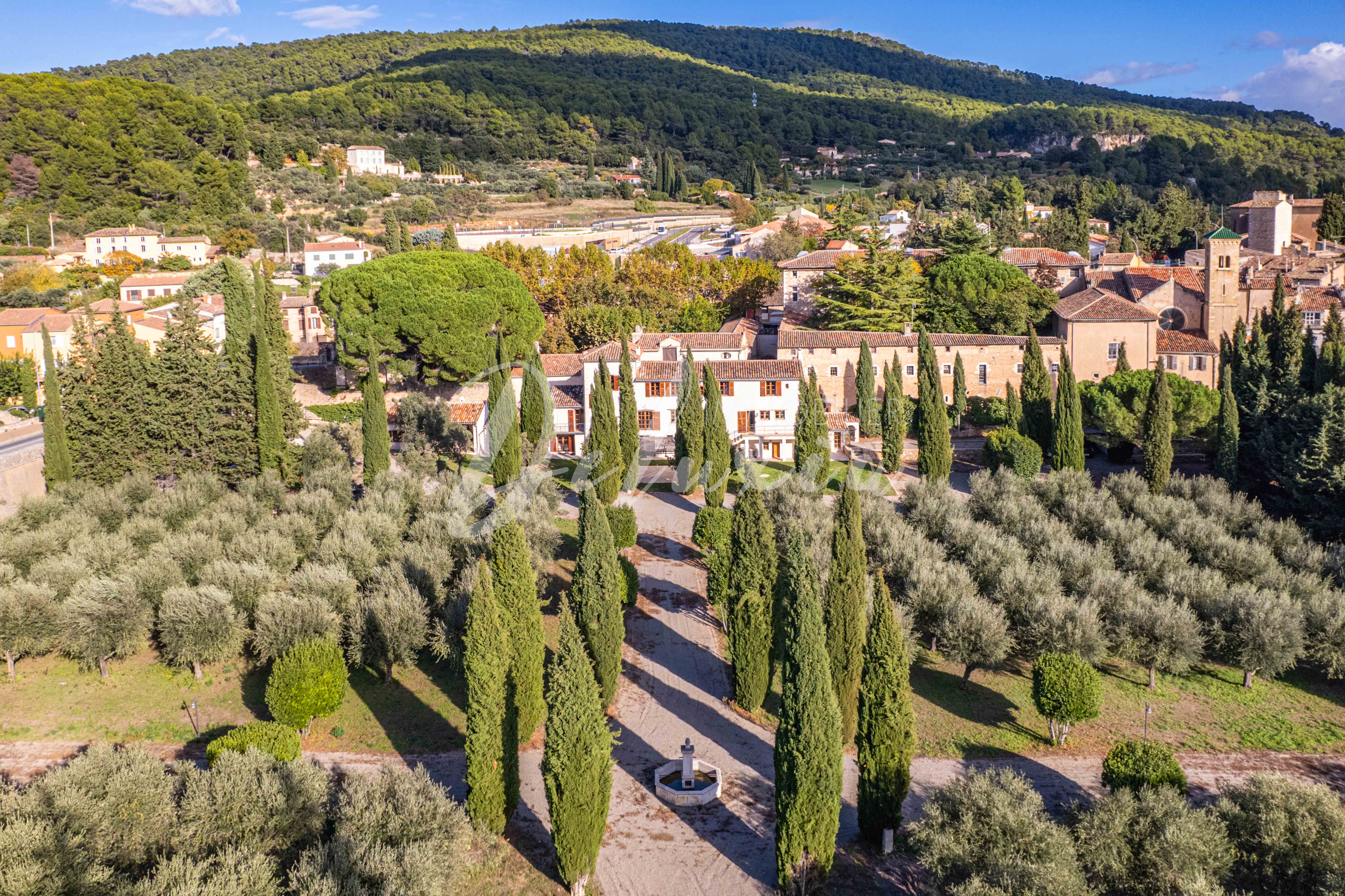 Domaine avec grand terrain à vendre à Aups 