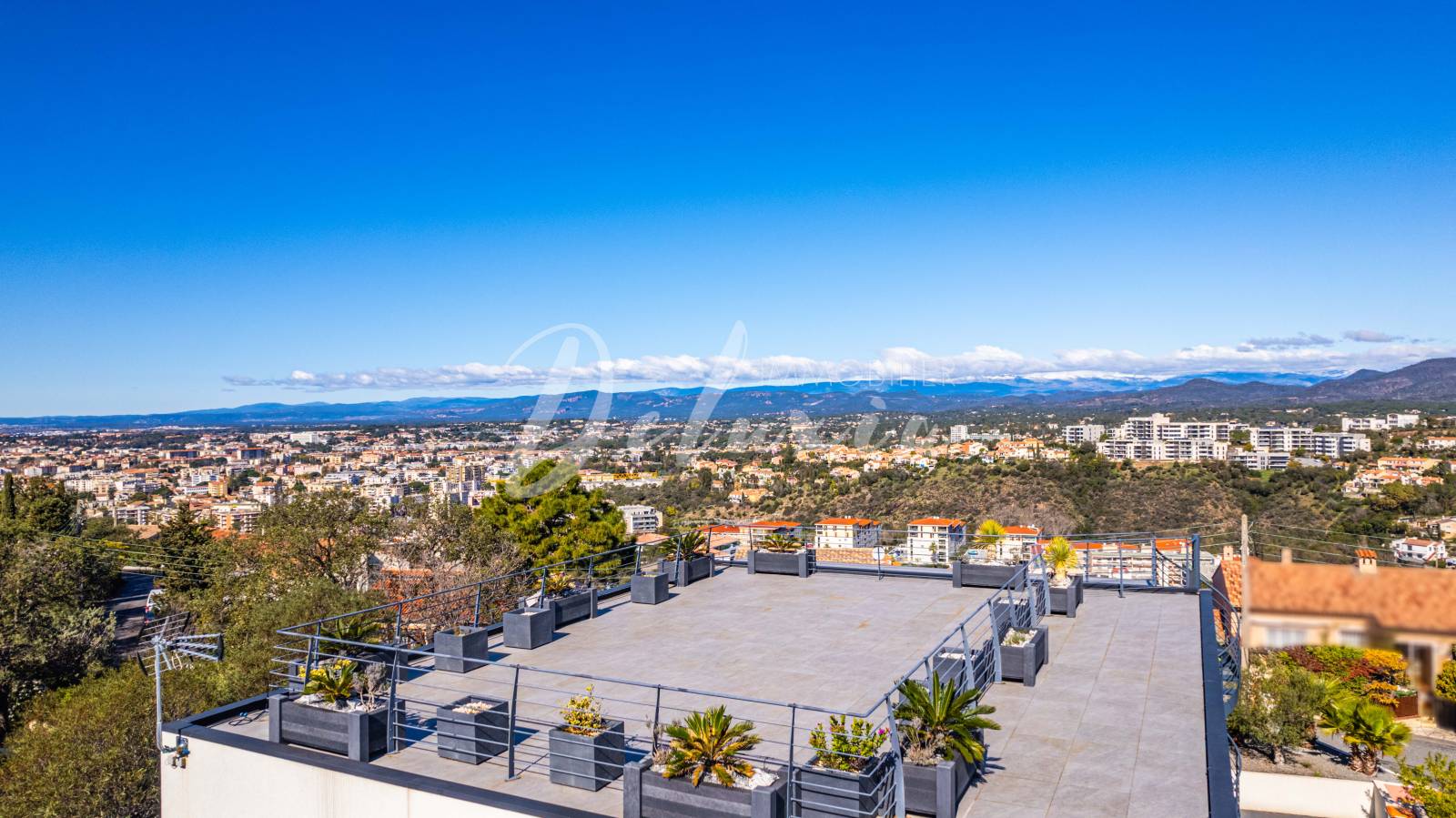 Achat villa avec grandes terrasses et vue dégagée sur les montagnes et la mer à Saint-Raphaël