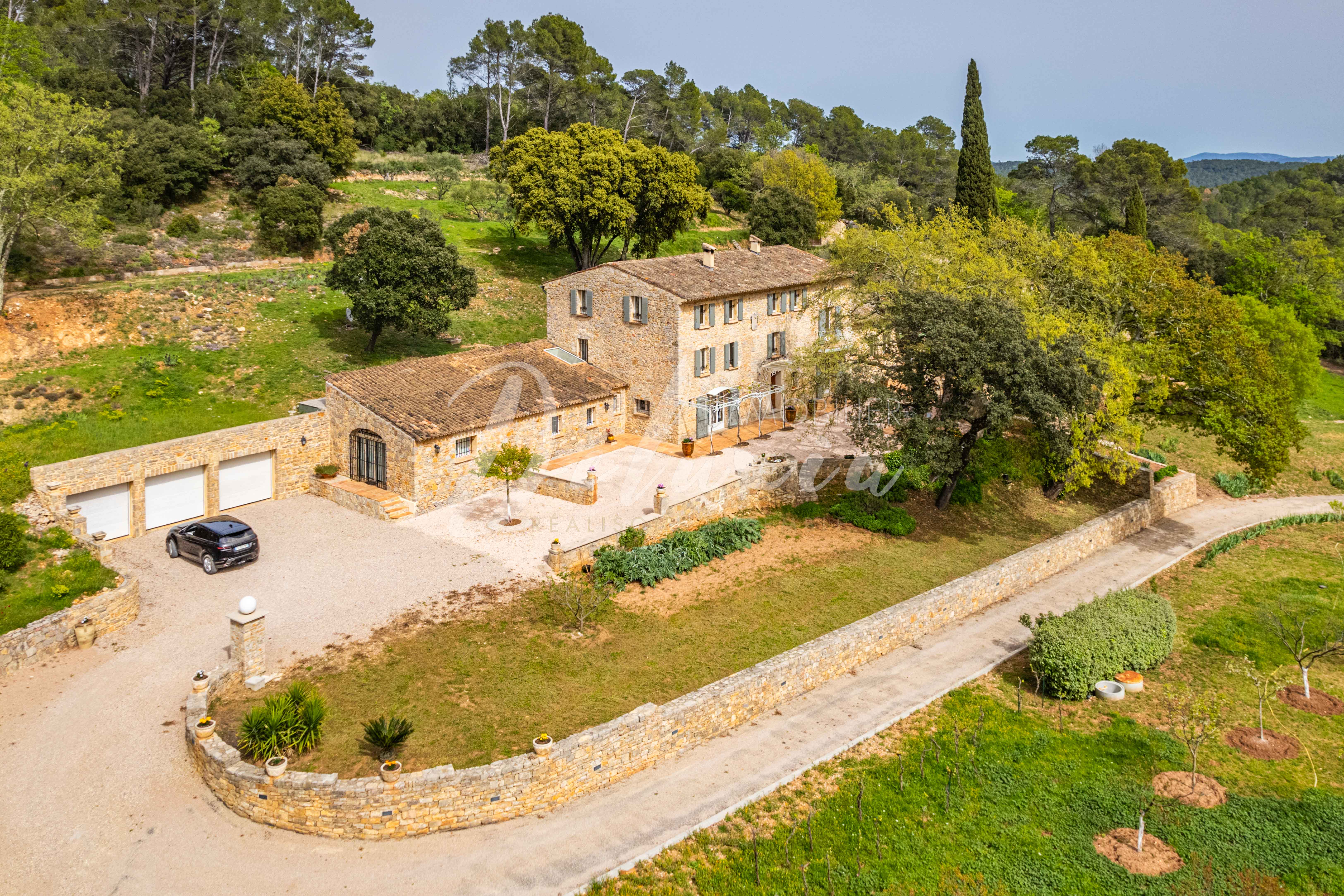 Maison à vendre en pierre avec grand terrain et piscine près de Lorgues 