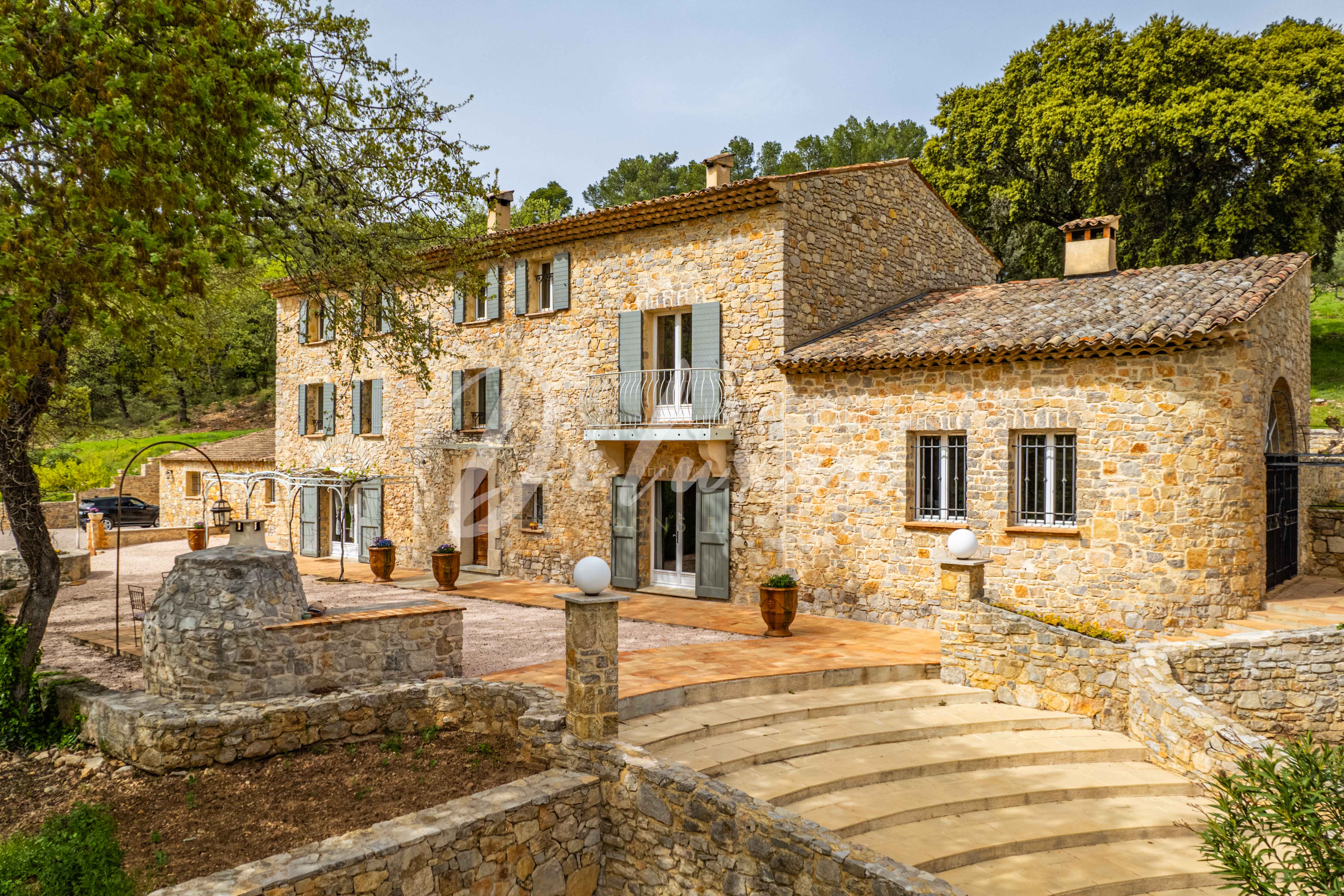 Bastide en pierre à vendre avec dépendance au Thoronet 