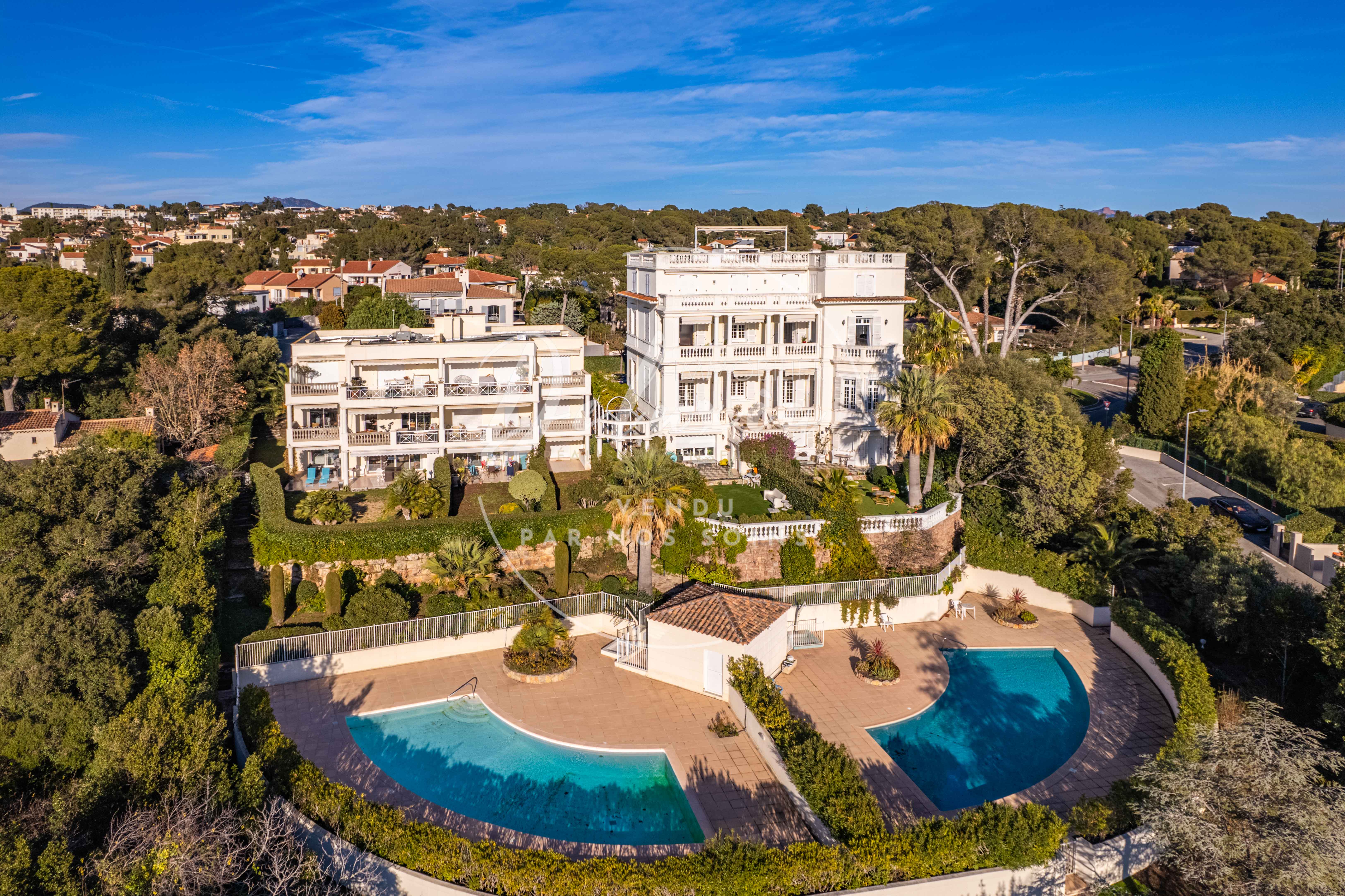 Appartement avec 3 chambres et vue mer panoramique, dans une résidence historique avec piscine, proche des commerces et criques de Santa Lucia, à Saint-Raphaël.