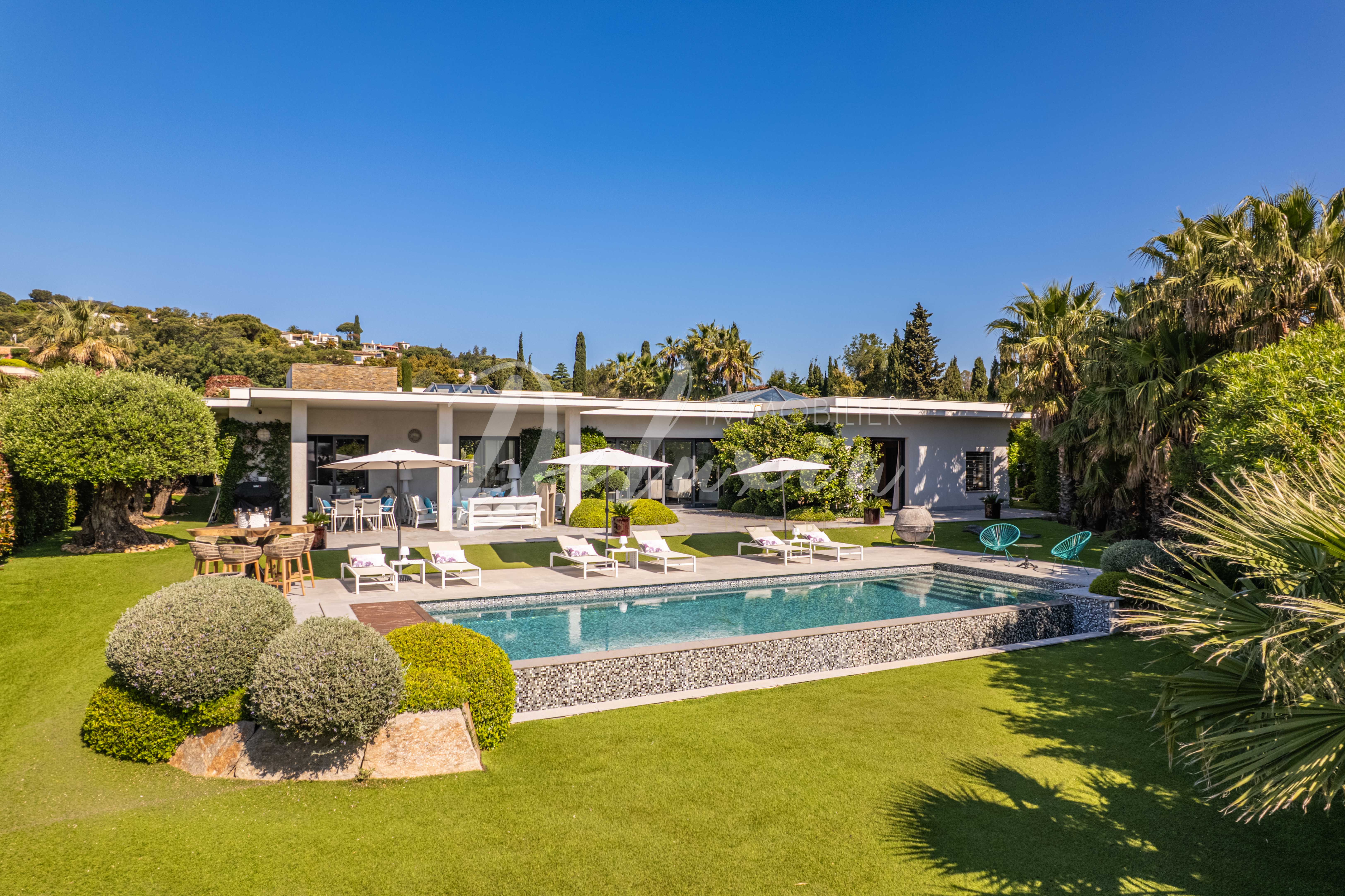 Villa de plain-pied avec piscine à vendre sur la Côte d'Azur