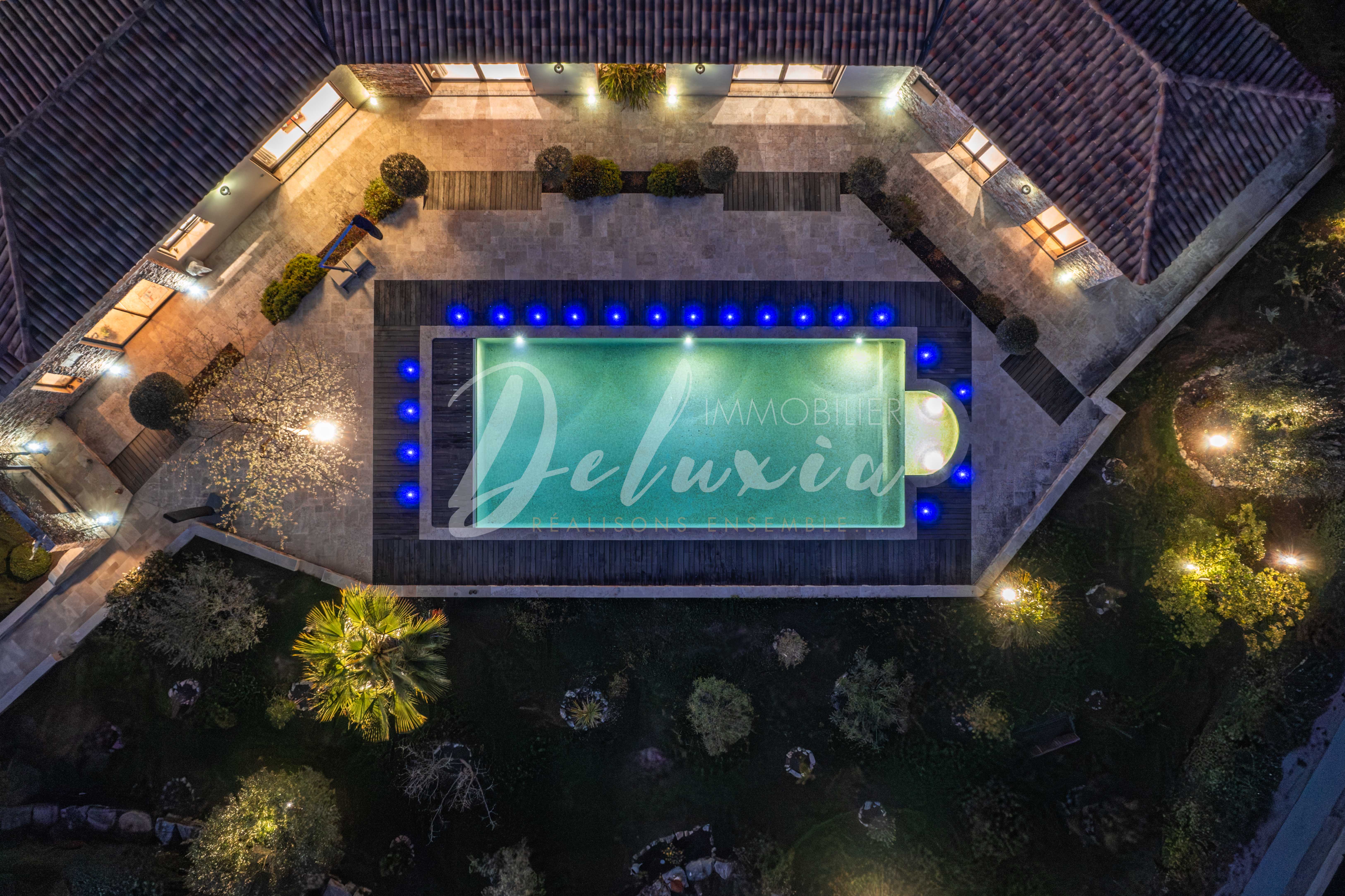 Villa à vendre avec grande terrasse et jardin paysager dans le Sud de la France.