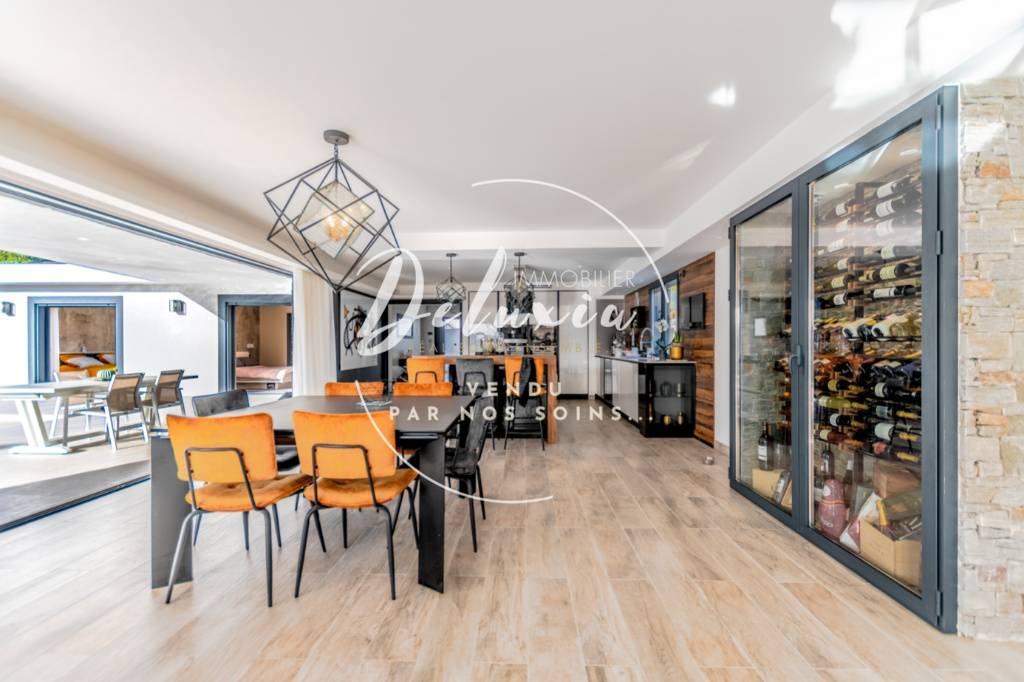 Salle à manger et cave à vins