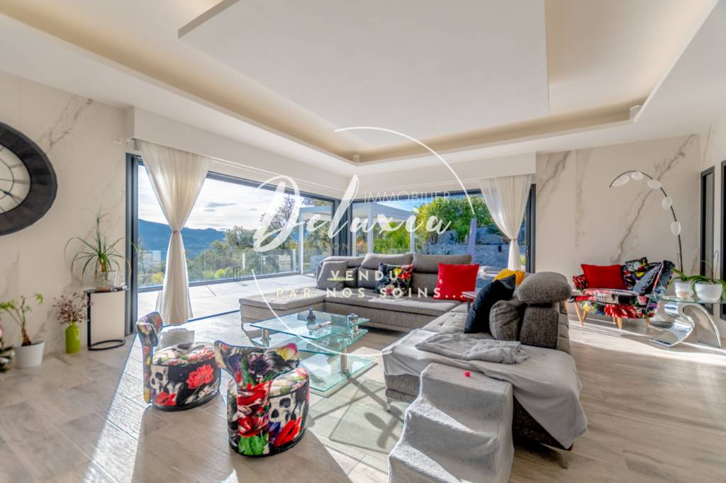 Salon et vue sur l'Esterel