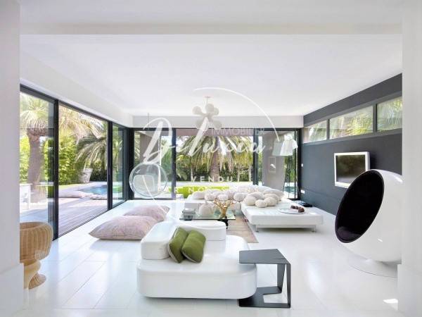 Salon vue sur piscine