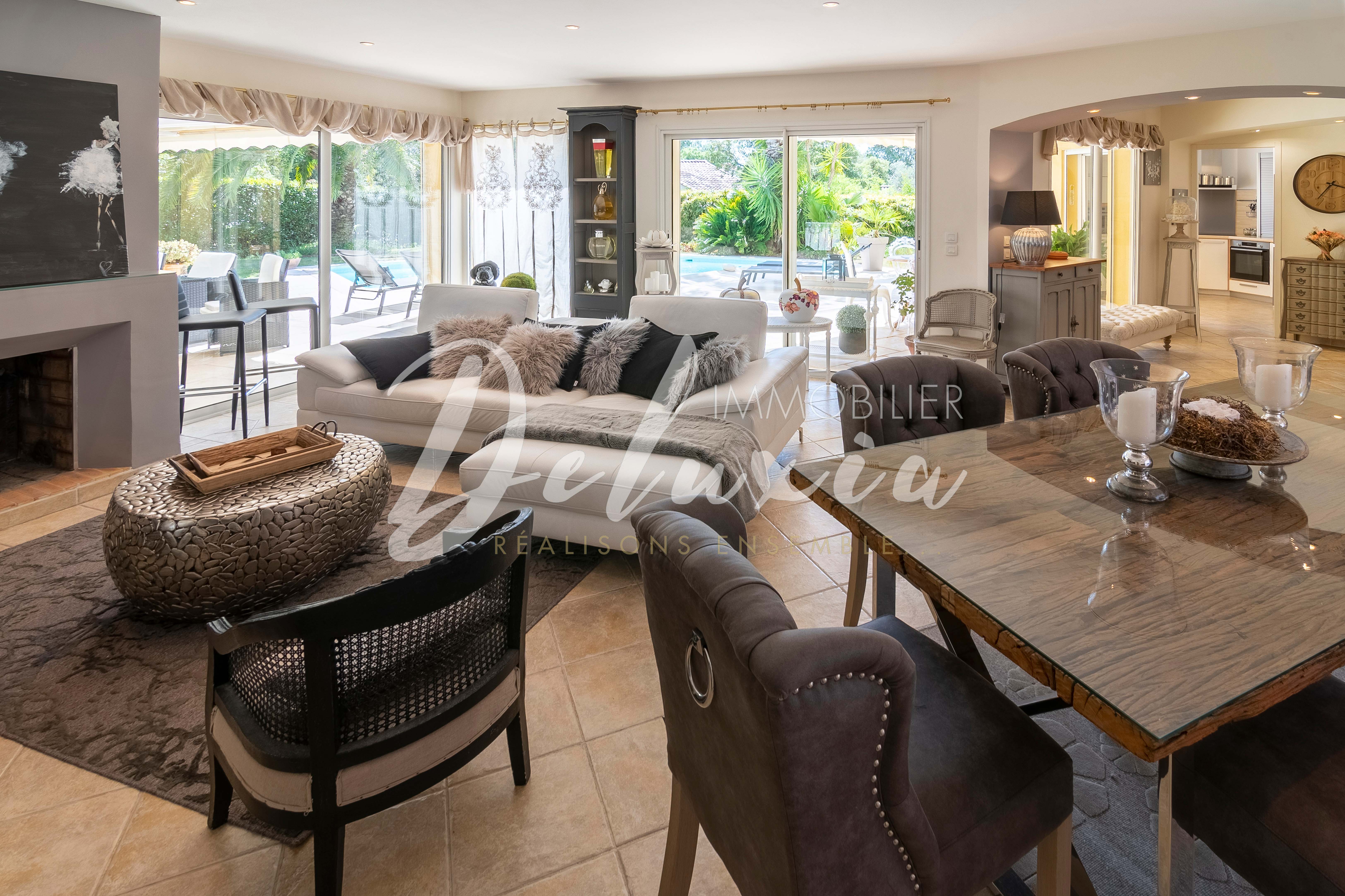 Achat villa avec séjour lumineux à Saint-Raphaël 