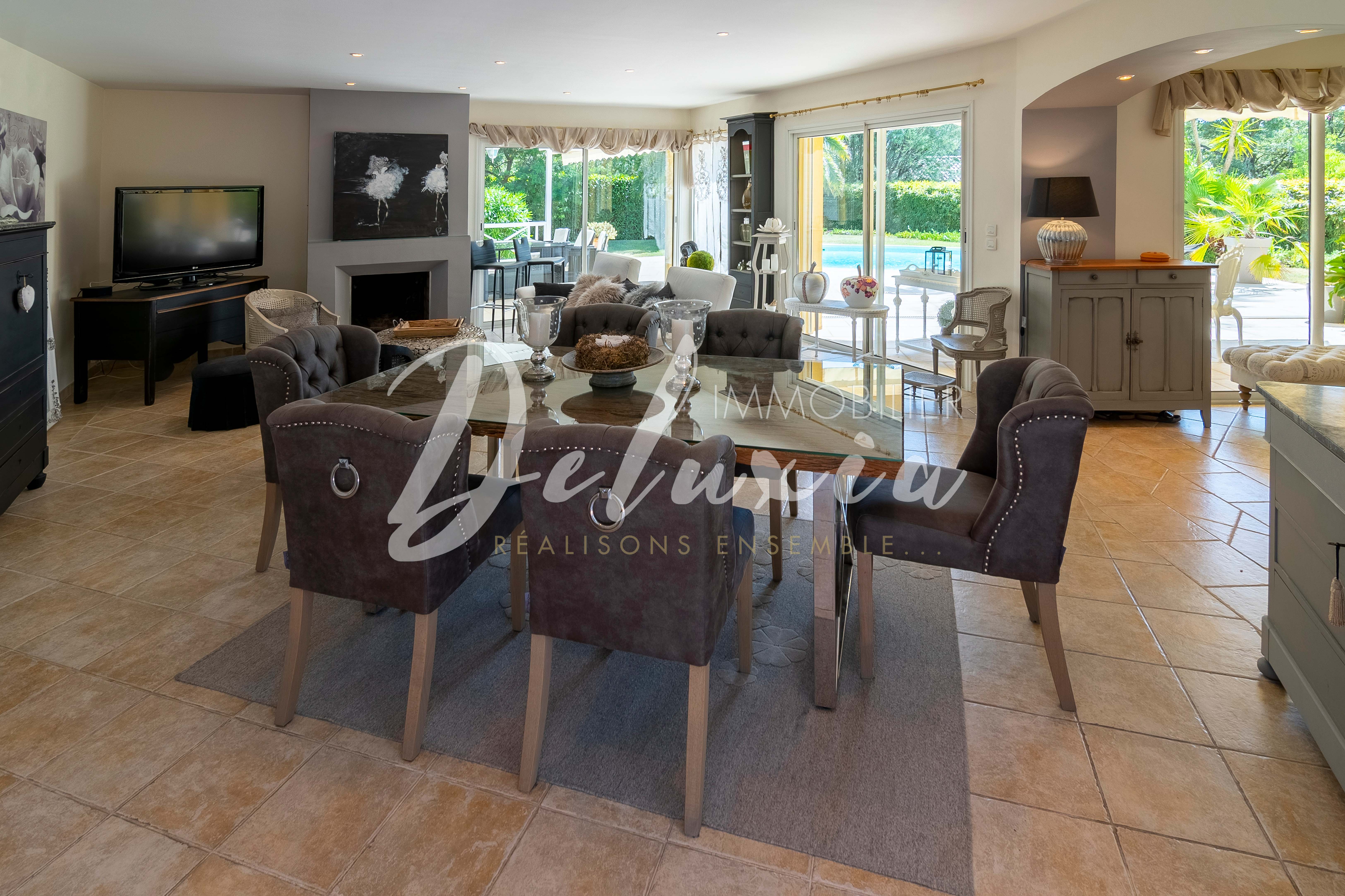 Maison avec grand séjour à vendre à Saint-Raphaël 