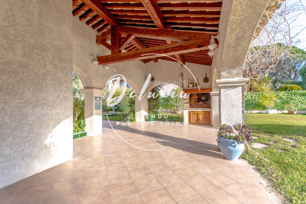 Terrasse couverte avec barbecue